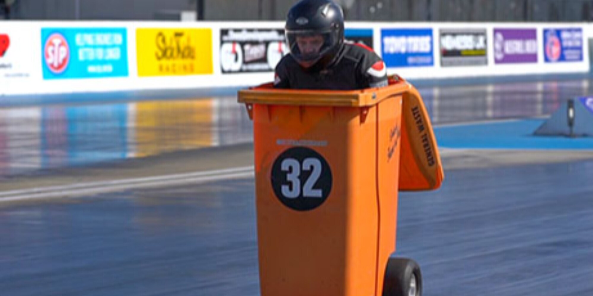 Incredibile: un bidone della spazzatura che scatta come una MotoGP!