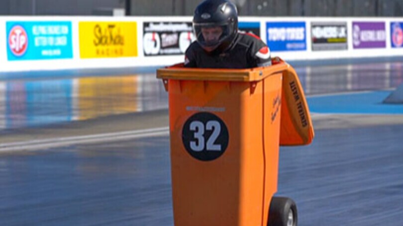 Incredibile: un bidone della spazzatura che scatta come una MotoGP!