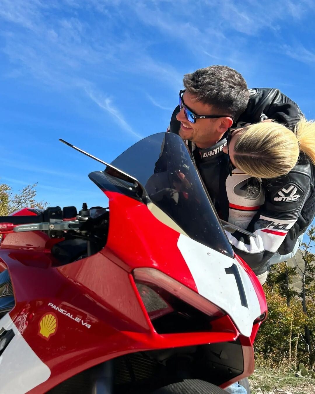 Michelle Hunziker, foto di passione in sella alla Ducati Panigale