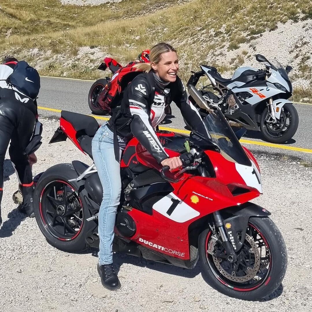 Michelle Hunziker, foto di passione in sella alla Ducati Panigale