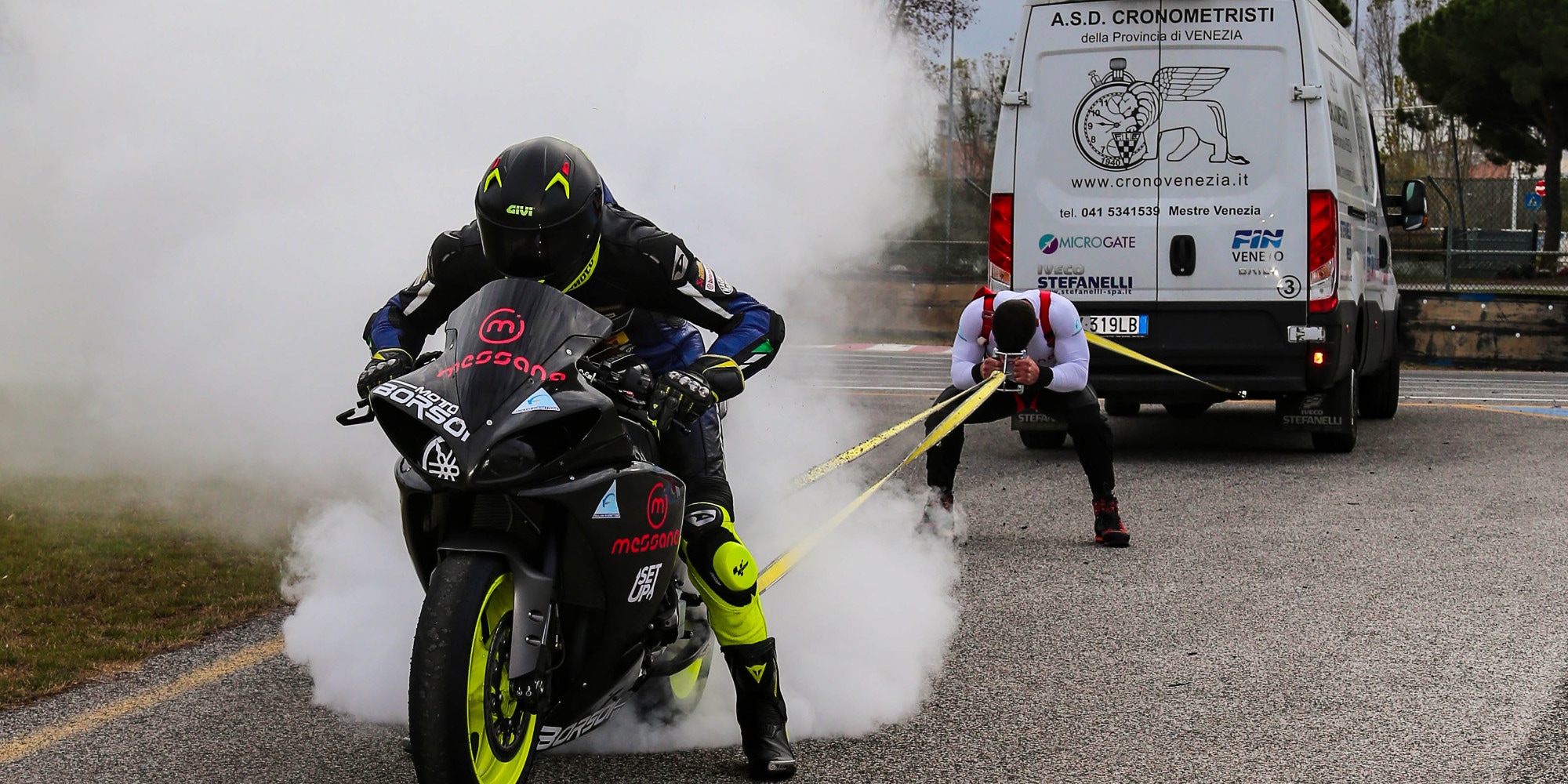Ferma con le mani una moto da 200 CV: Alex Camera, impresa da brividi