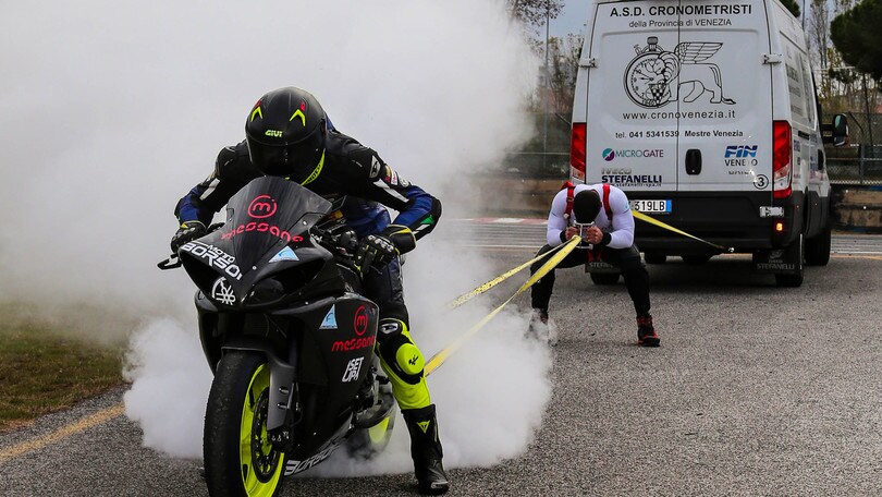 Ferma con le mani una moto da 200 CV: Alex Camera, impresa da brividi