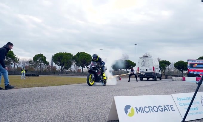 Alex Camera, il video del record: ferma una Yamaha R1 con le mani