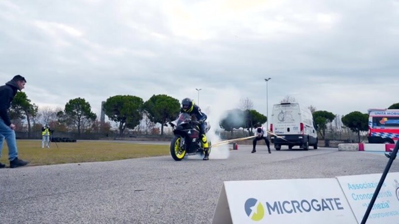 Alex Camera, il video del record: ferma una Yamaha R1 con le mani