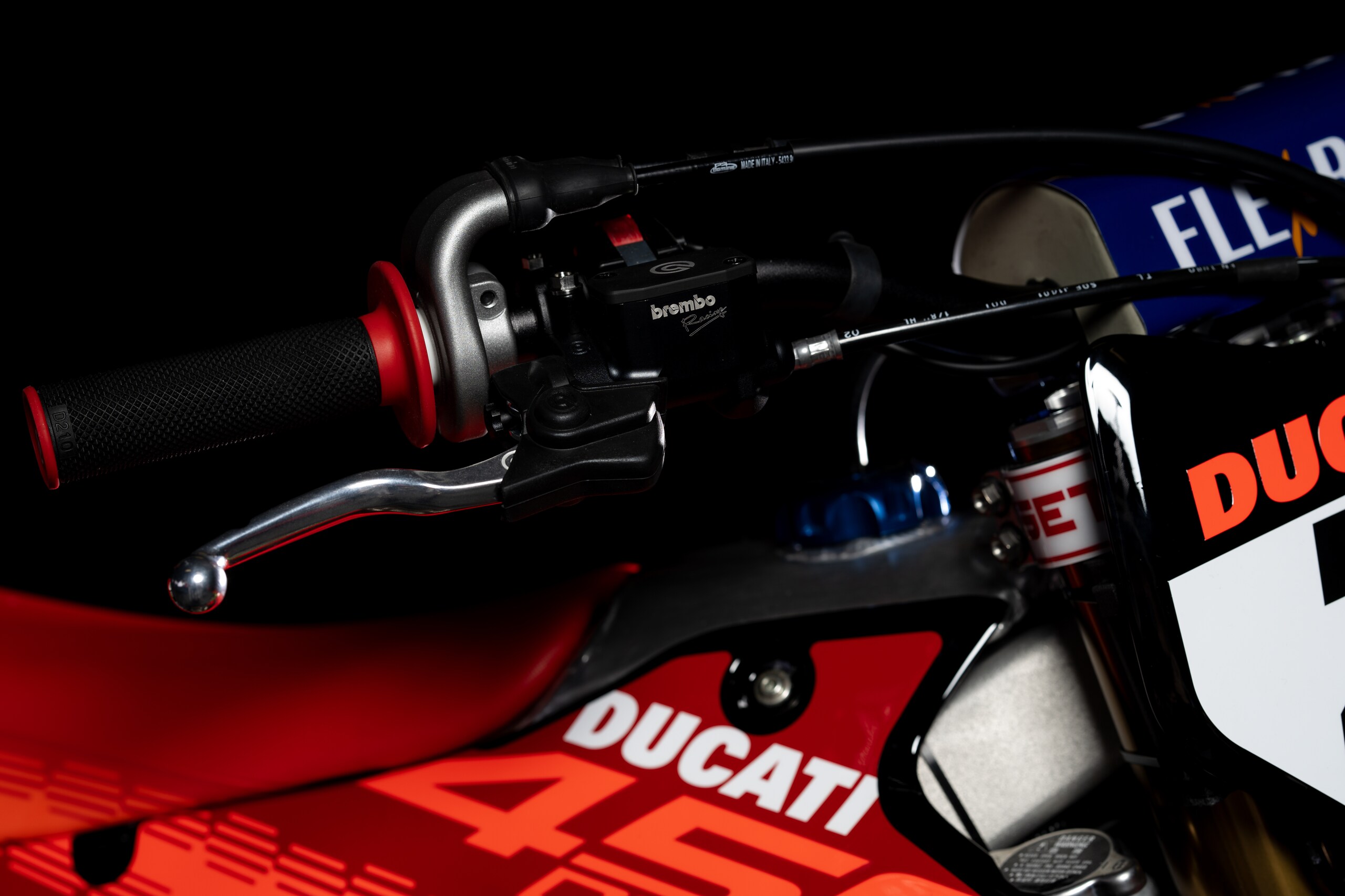 Ducati Cross: le foto della Rossa di Tony Cairoli e Alessandro Lupino