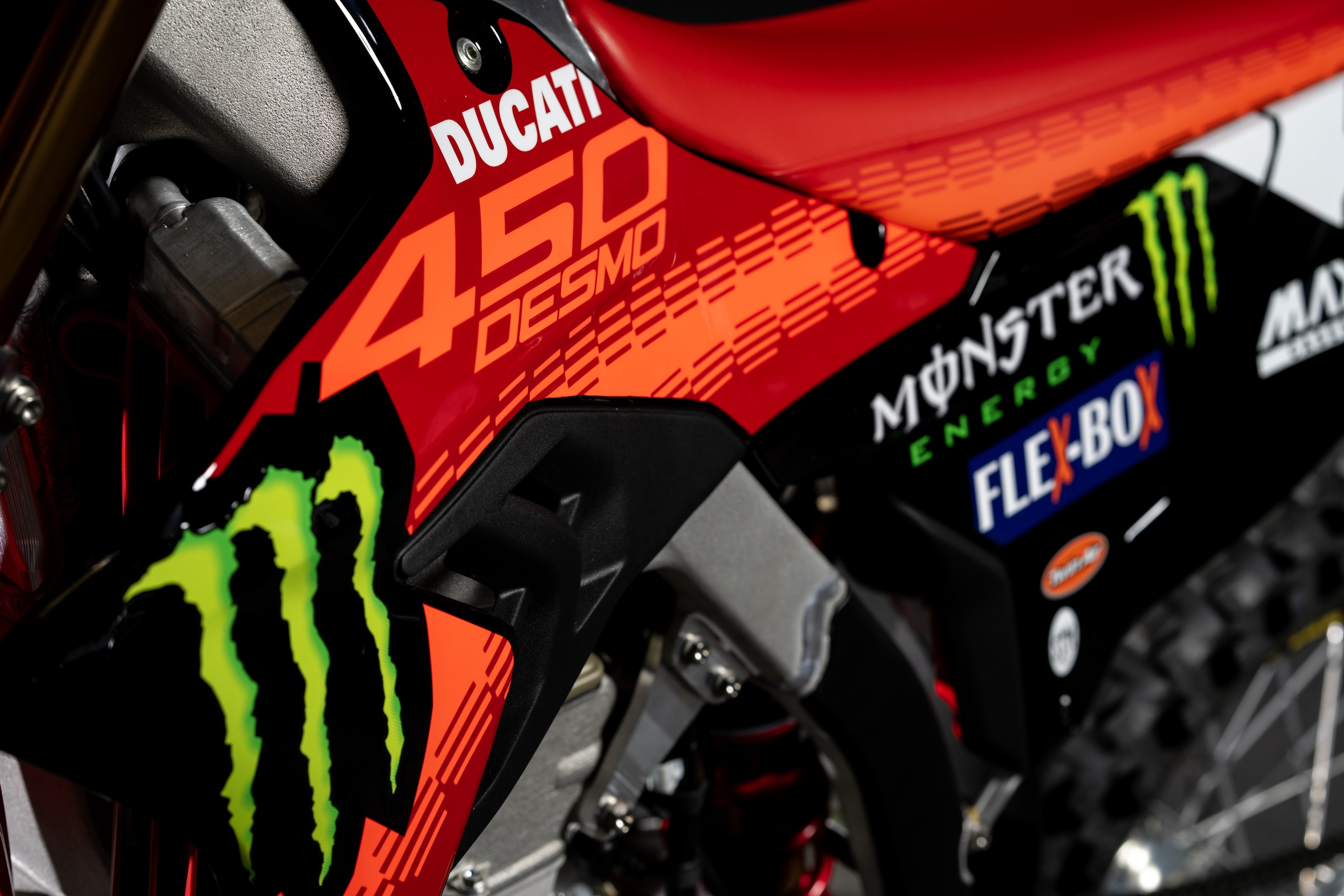 Ducati Cross: le foto della Rossa di Tony Cairoli e Alessandro Lupino