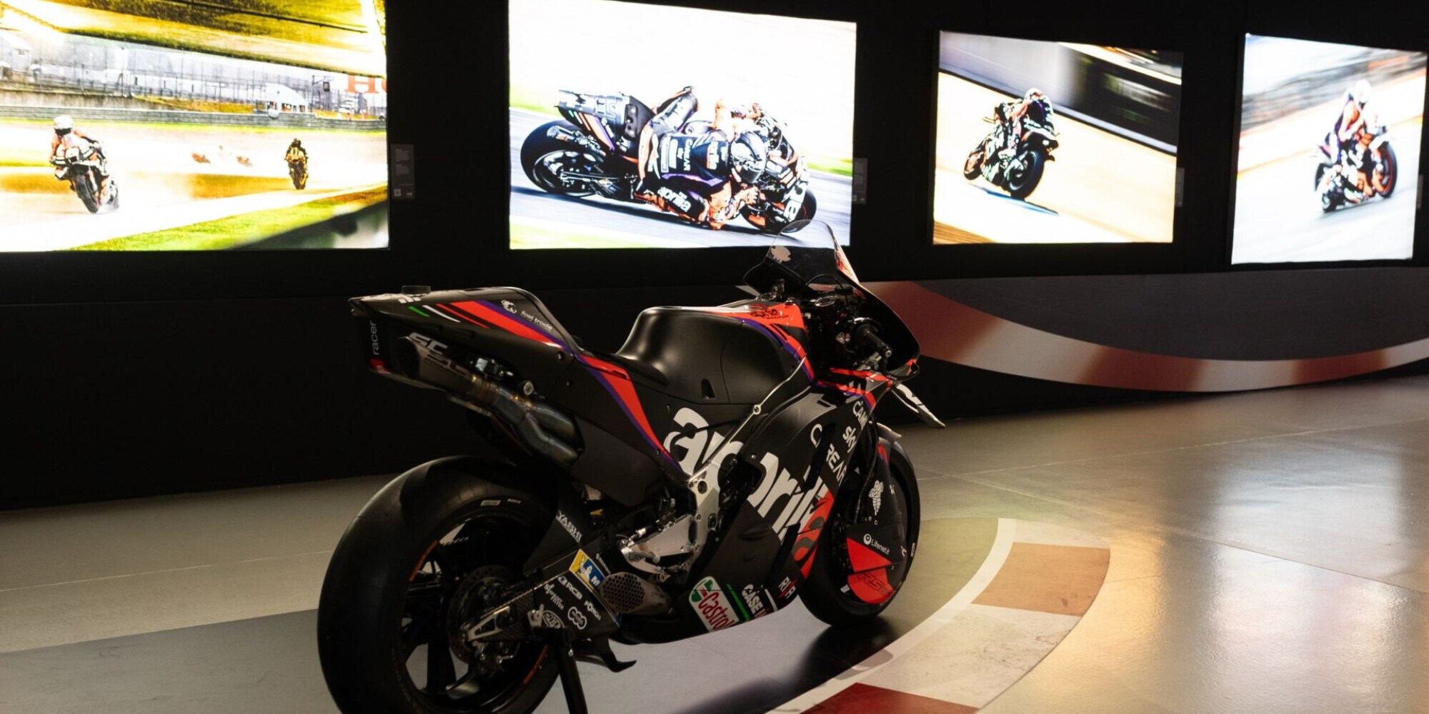 Aprilia in MotoGP: Passione ed eccellenza in una mostra al Museo Piaggio