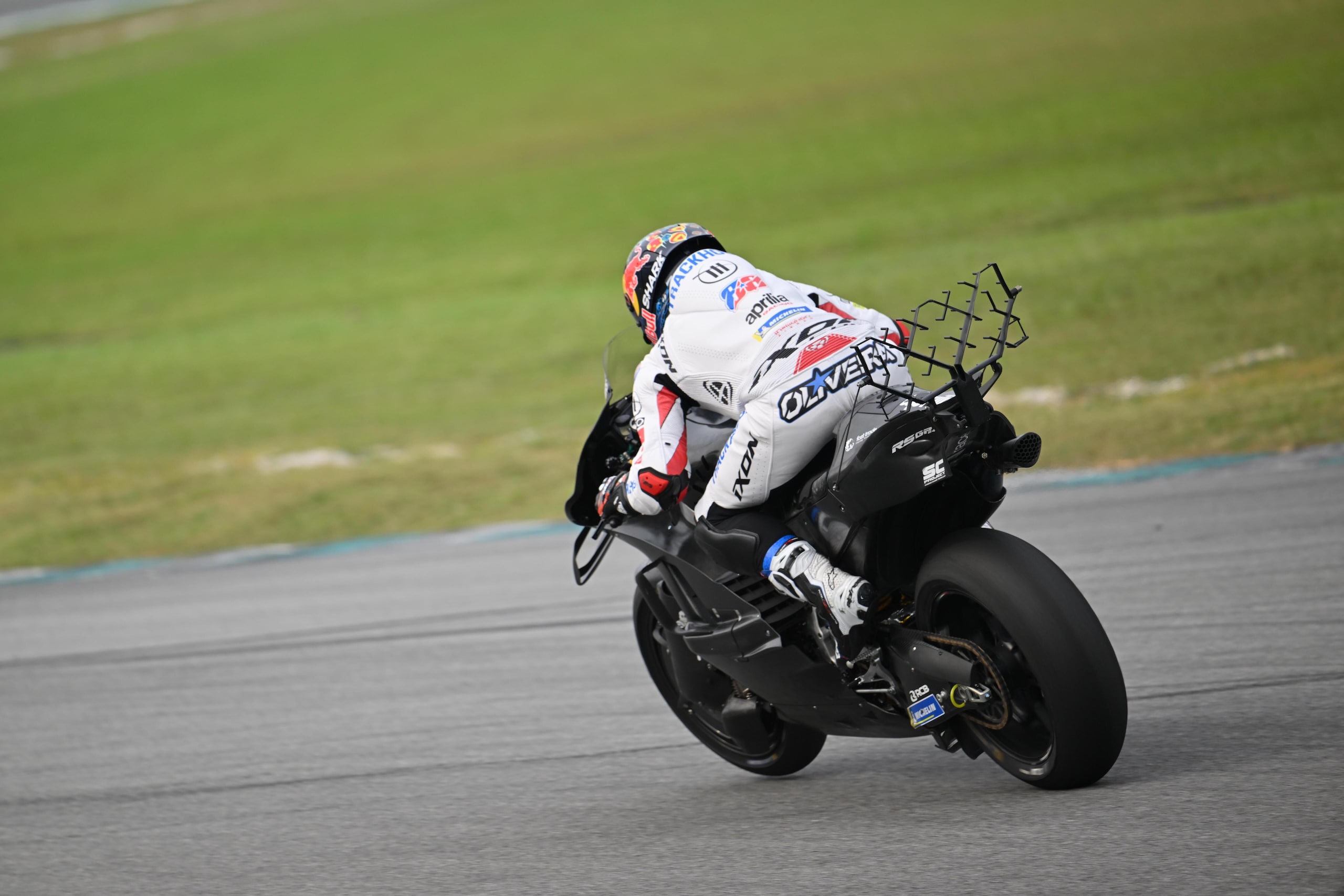 Test Sepang: spuntano le "griglie" sull'Aprilia di Oliveira