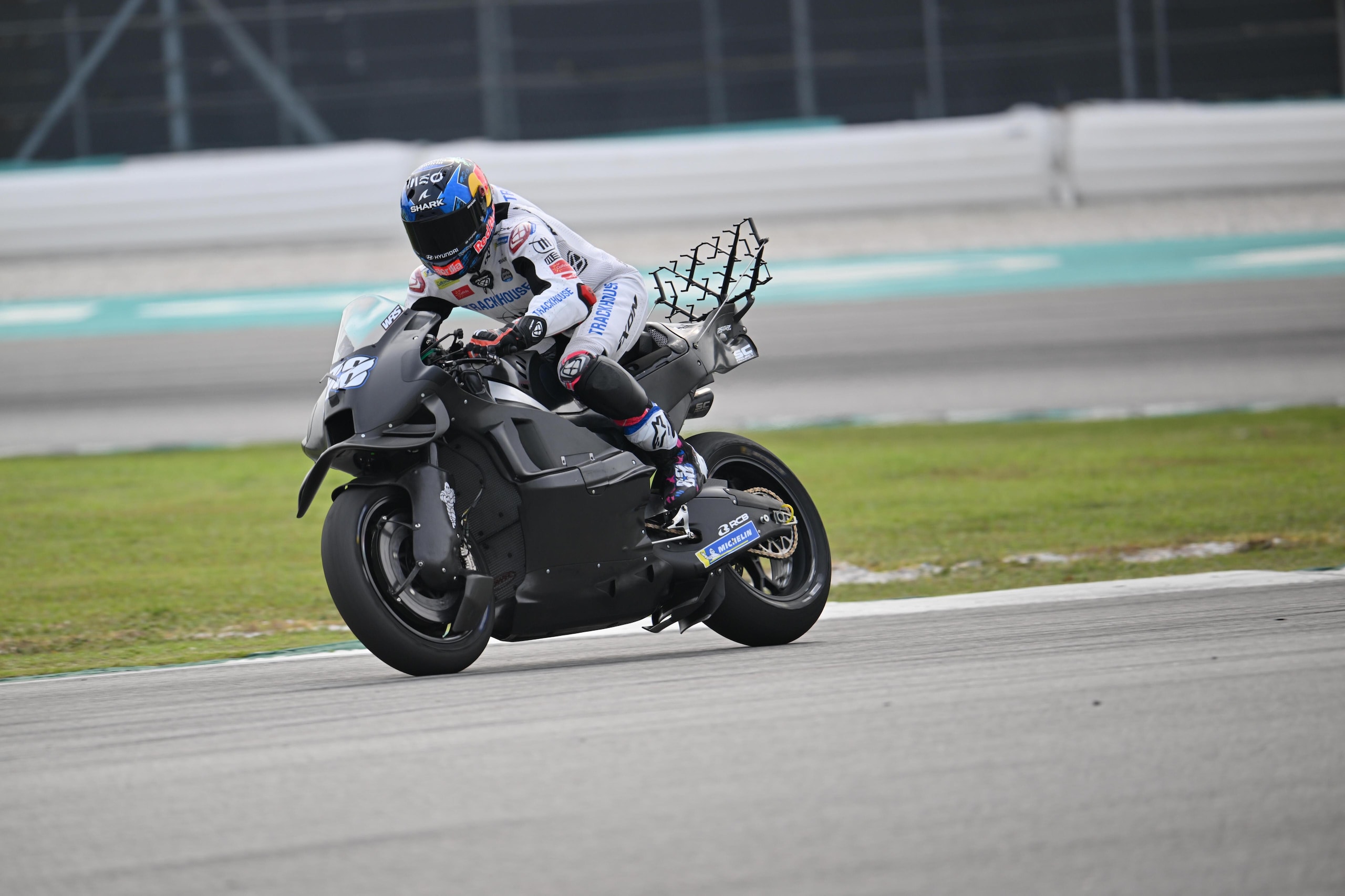 Test Sepang: spuntano le "griglie" sull'Aprilia di Oliveira