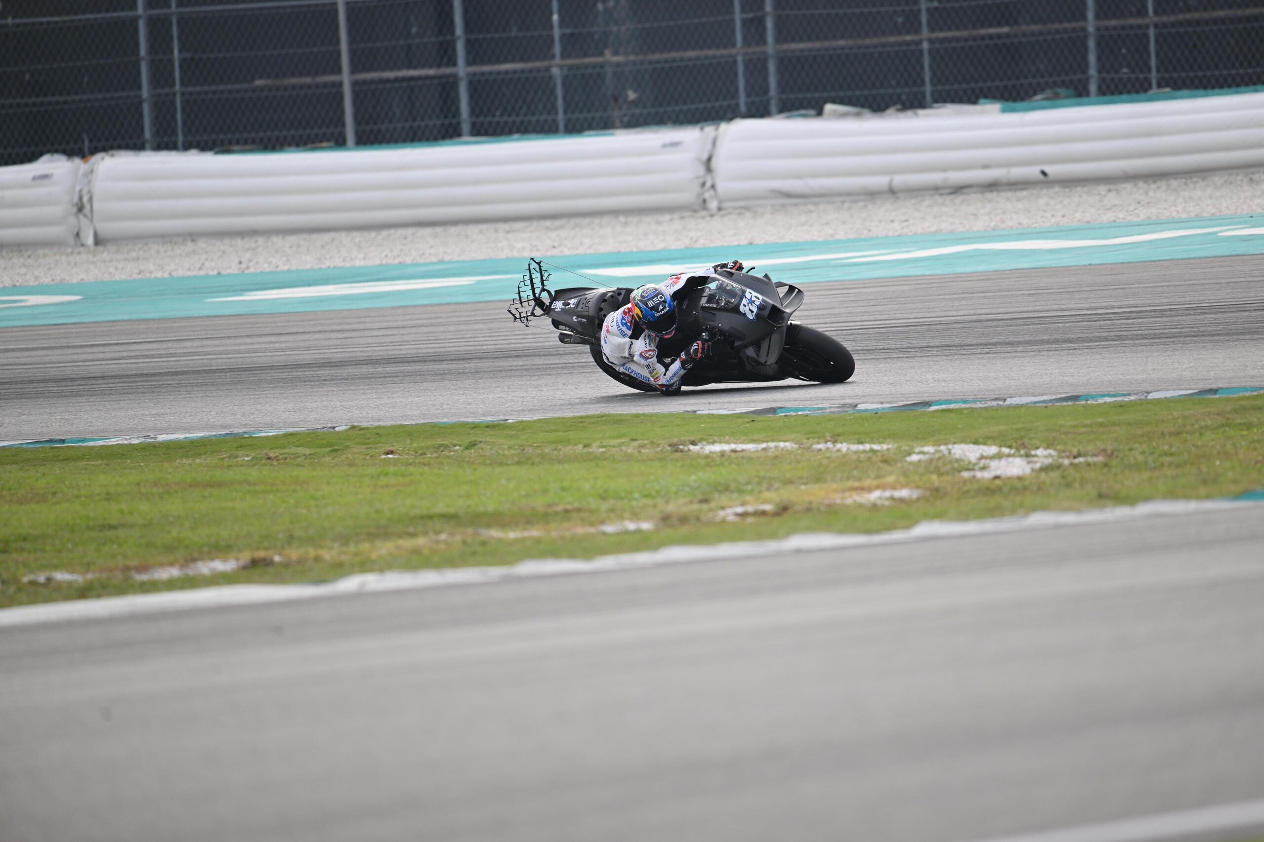 Test Sepang: spuntano le "griglie" sull'Aprilia di Oliveira