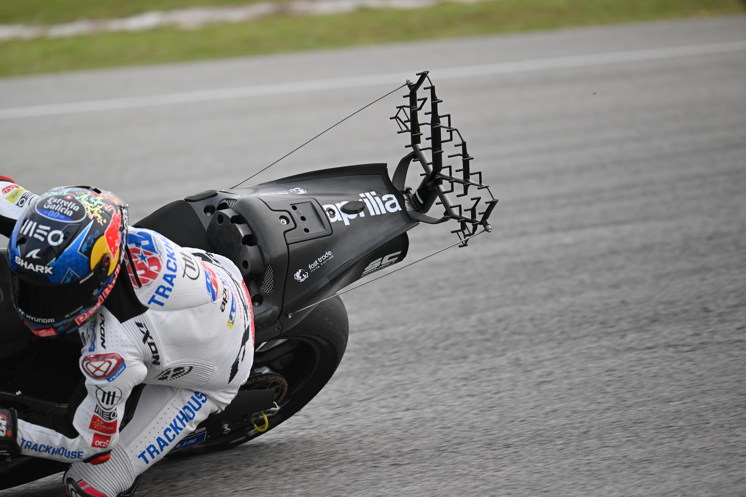 Test Sepang: spuntano le "griglie" sull'Aprilia di Oliveira