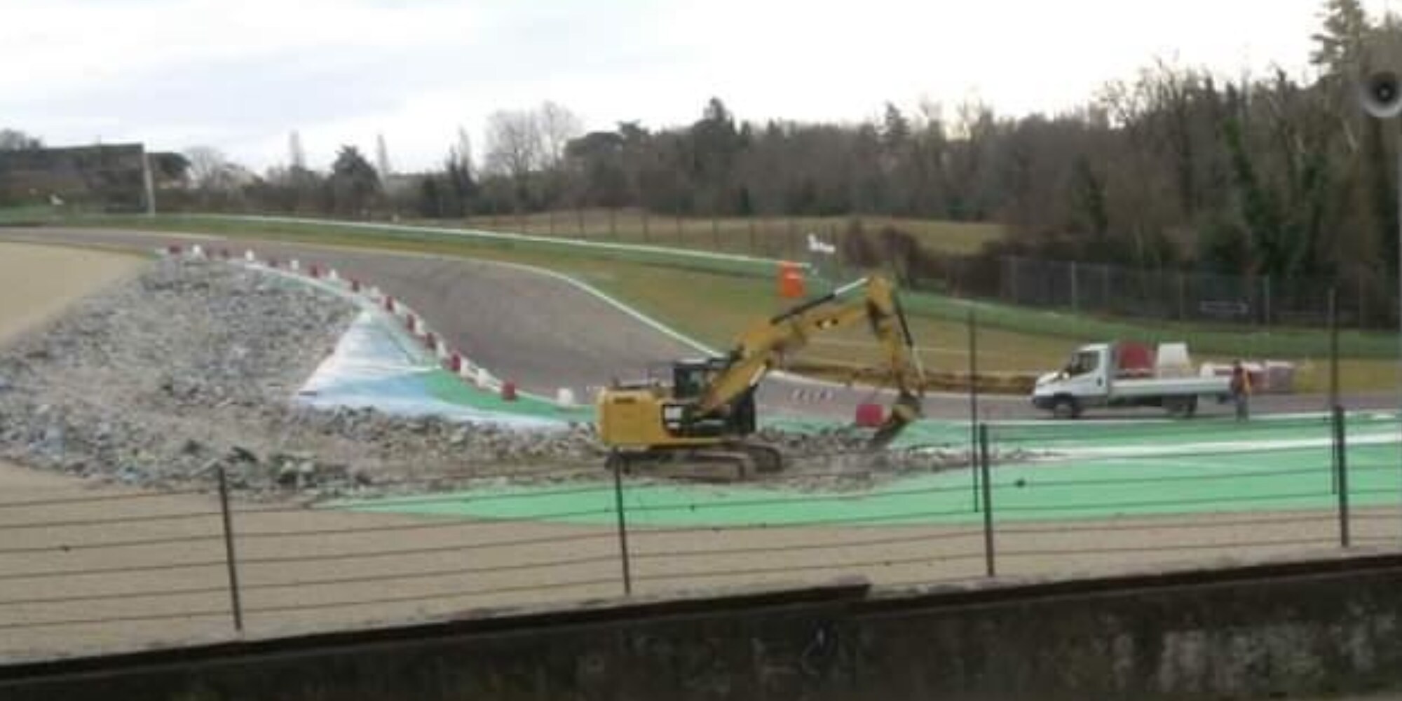 Imola non perdona: via l'asfalto alle Acque Minerali, arriva la ghiaia