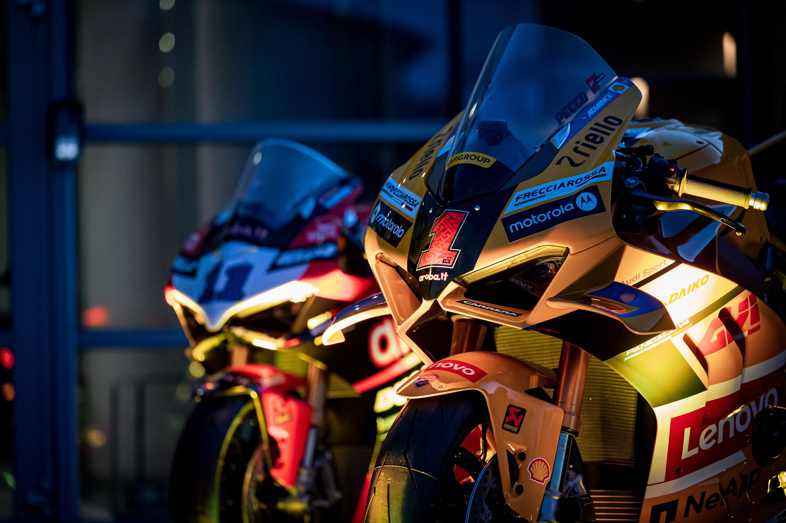 Si accendono i motori, iniziano i test, e intanto il cross...