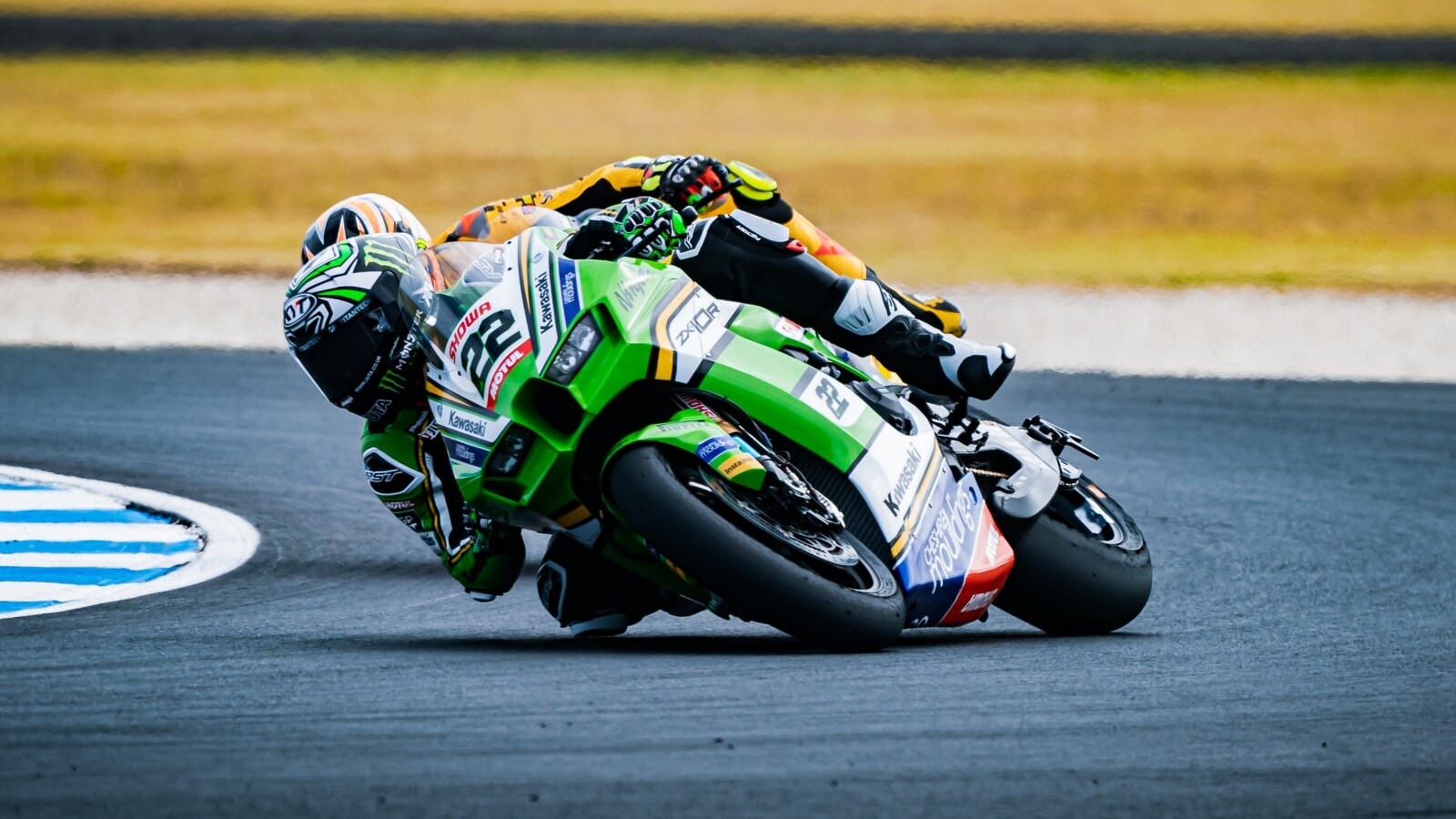 SBK, Phillip Island: Lowes regola Bautista con una magia in Gara 2, podio per Petrucci