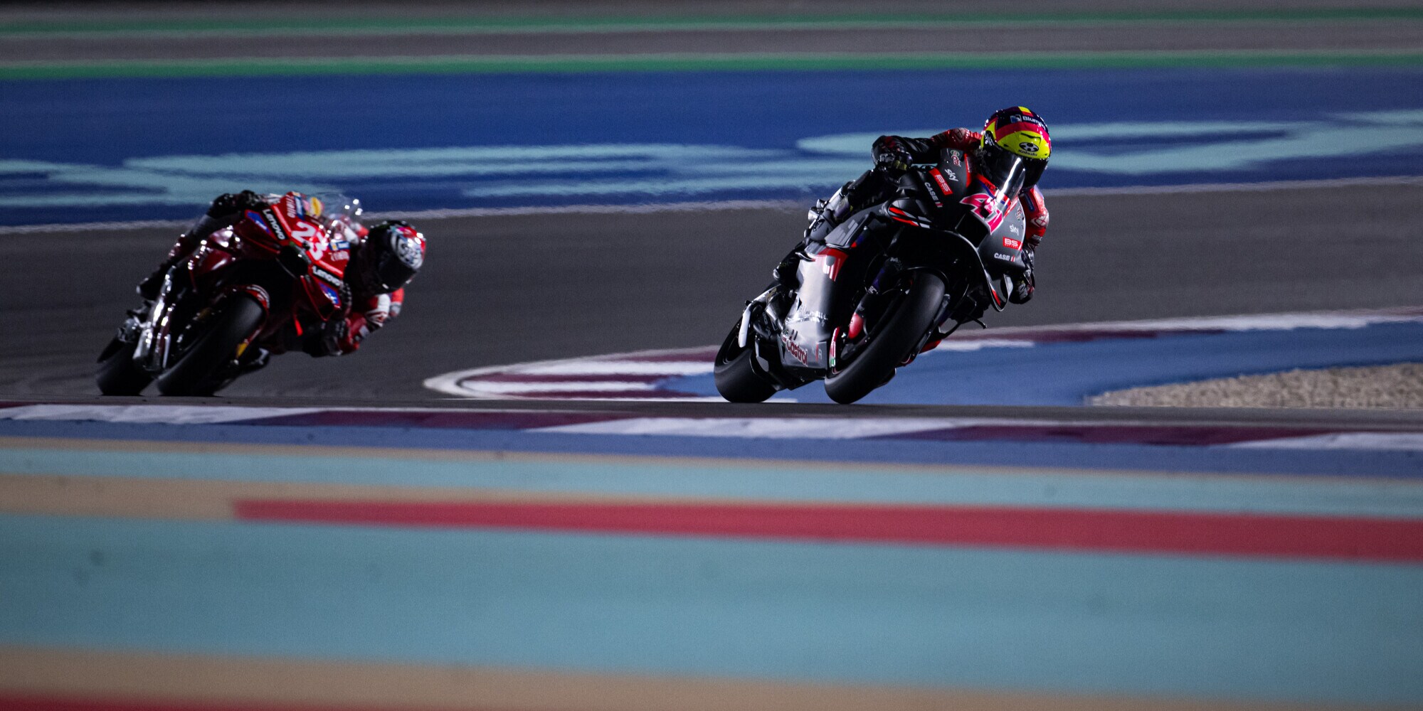 Le Aprilia si sciolgono sul più bello: Aleix e Maverick fermati dalle gomme in Qatar