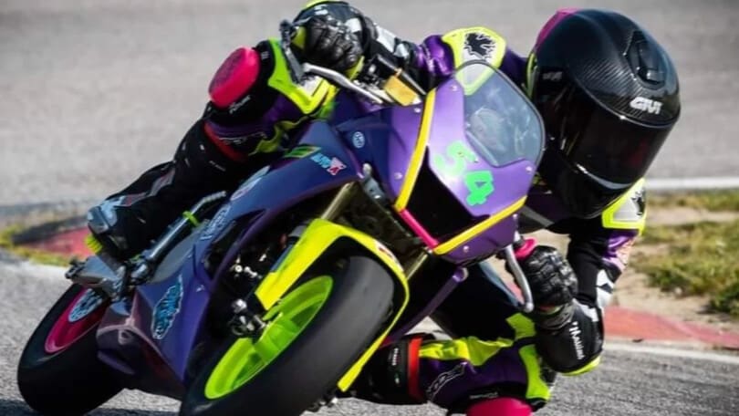 Vince la gara e regala la coppa all'ultimo: il bel gesto del baby-pilota