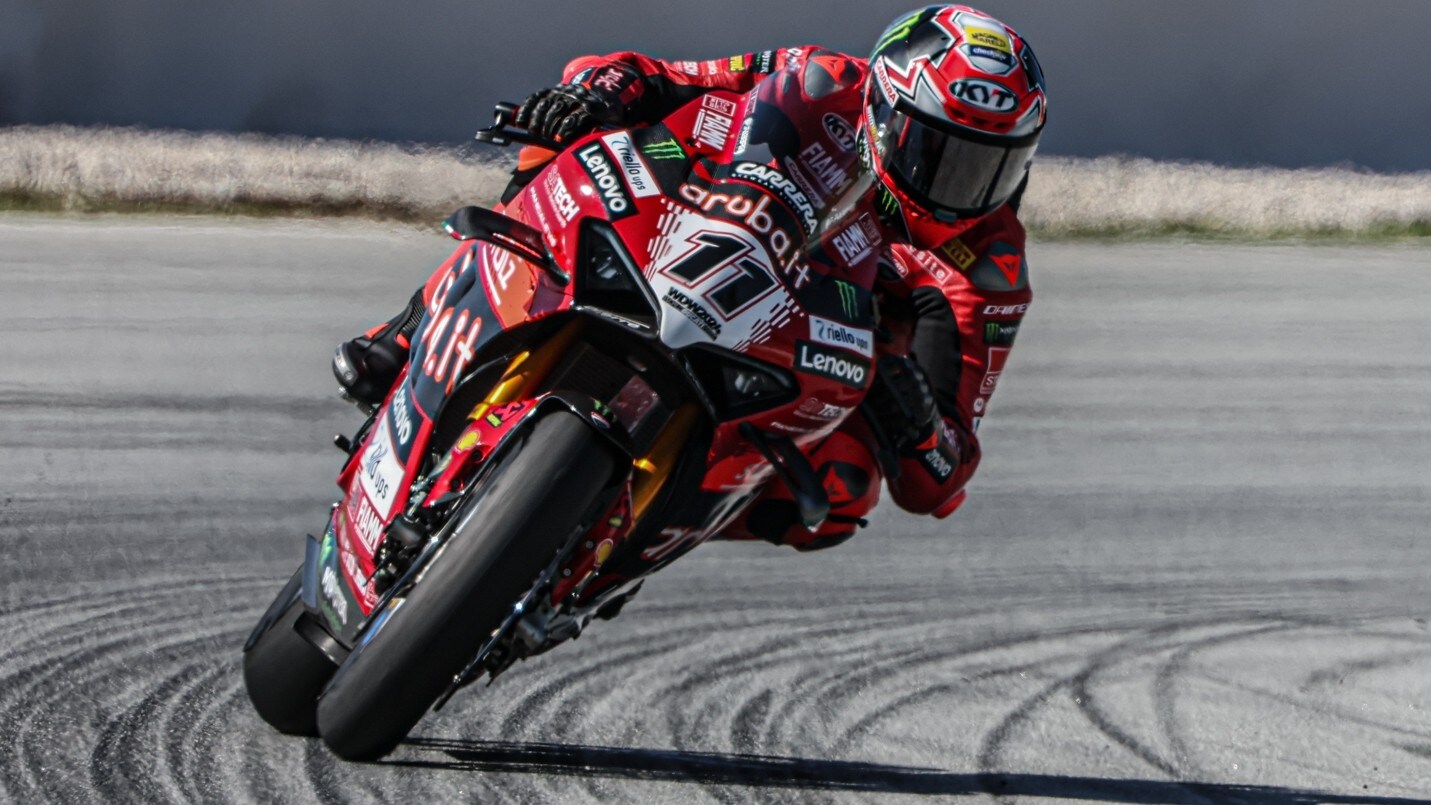 SBK, Bulega chiude i test di Barcellona con il record! Petrucci 3°, poi Iannone