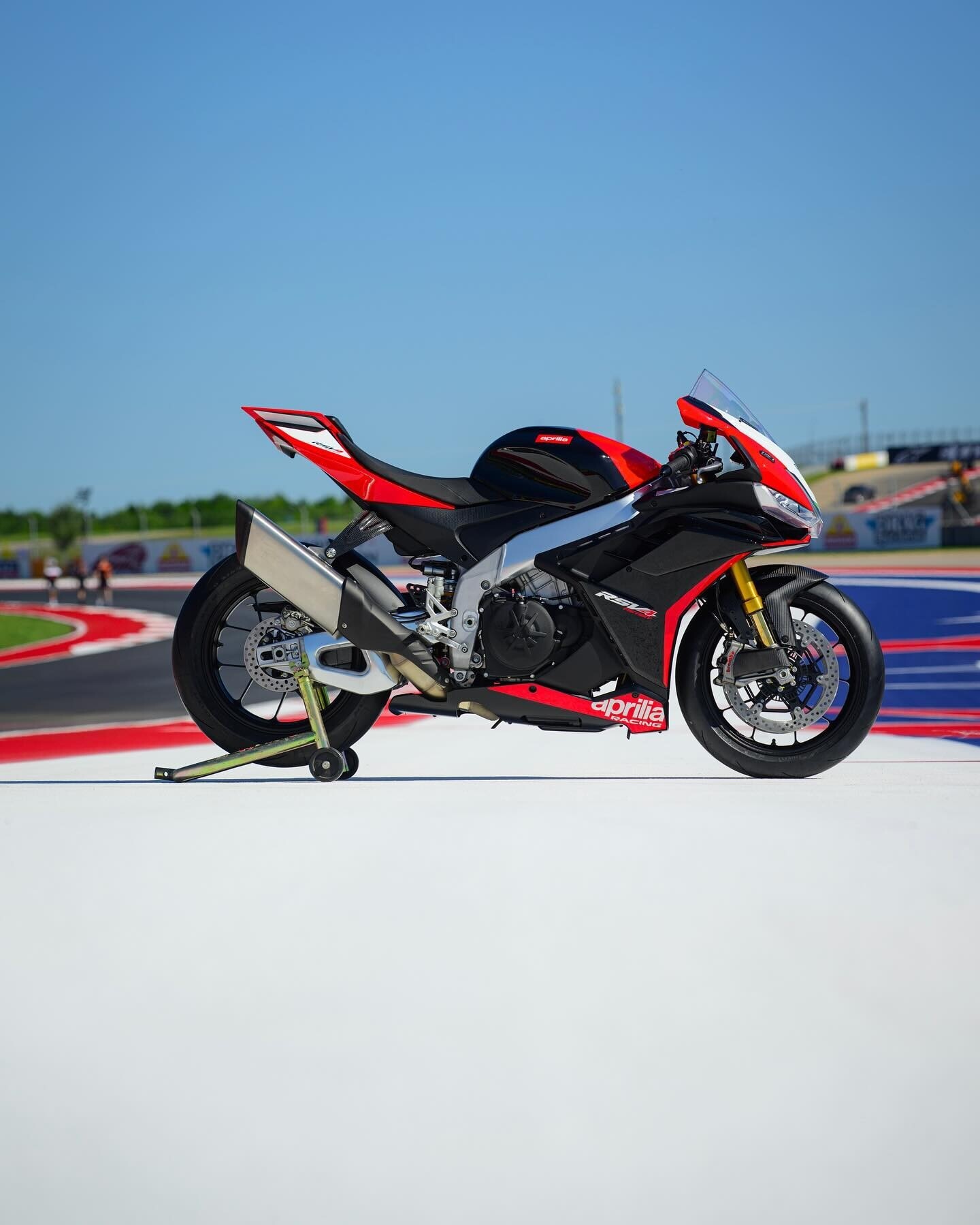 Vinales ed Espargarò presentano RSV4 e Tuono V4 SBK09 Edition