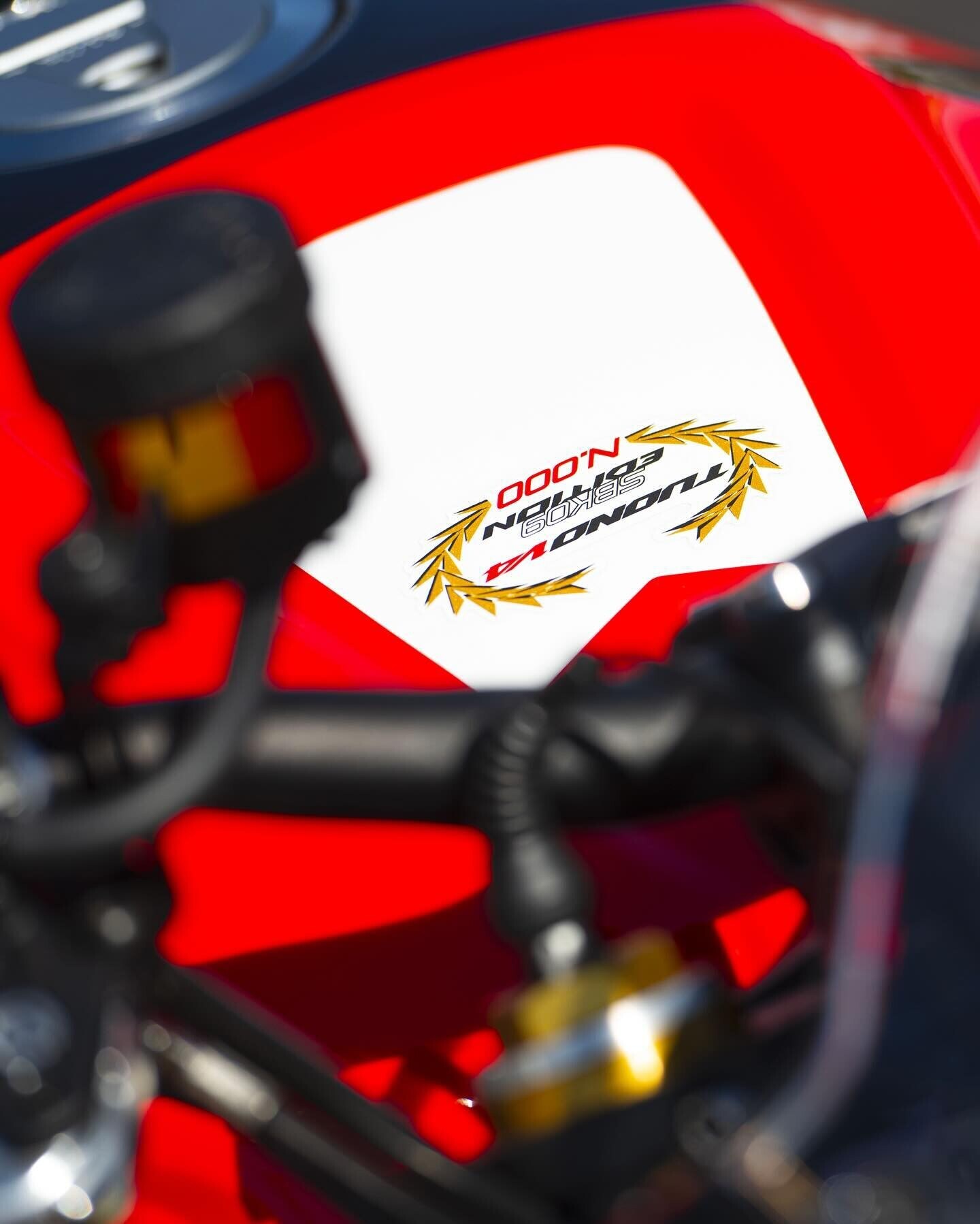 Vinales ed Espargarò presentano RSV4 e Tuono V4 SBK09 Edition