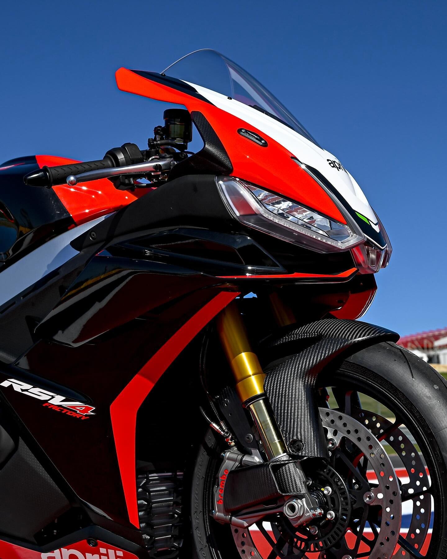 Vinales ed Espargarò presentano RSV4 e Tuono V4 SBK09 Edition