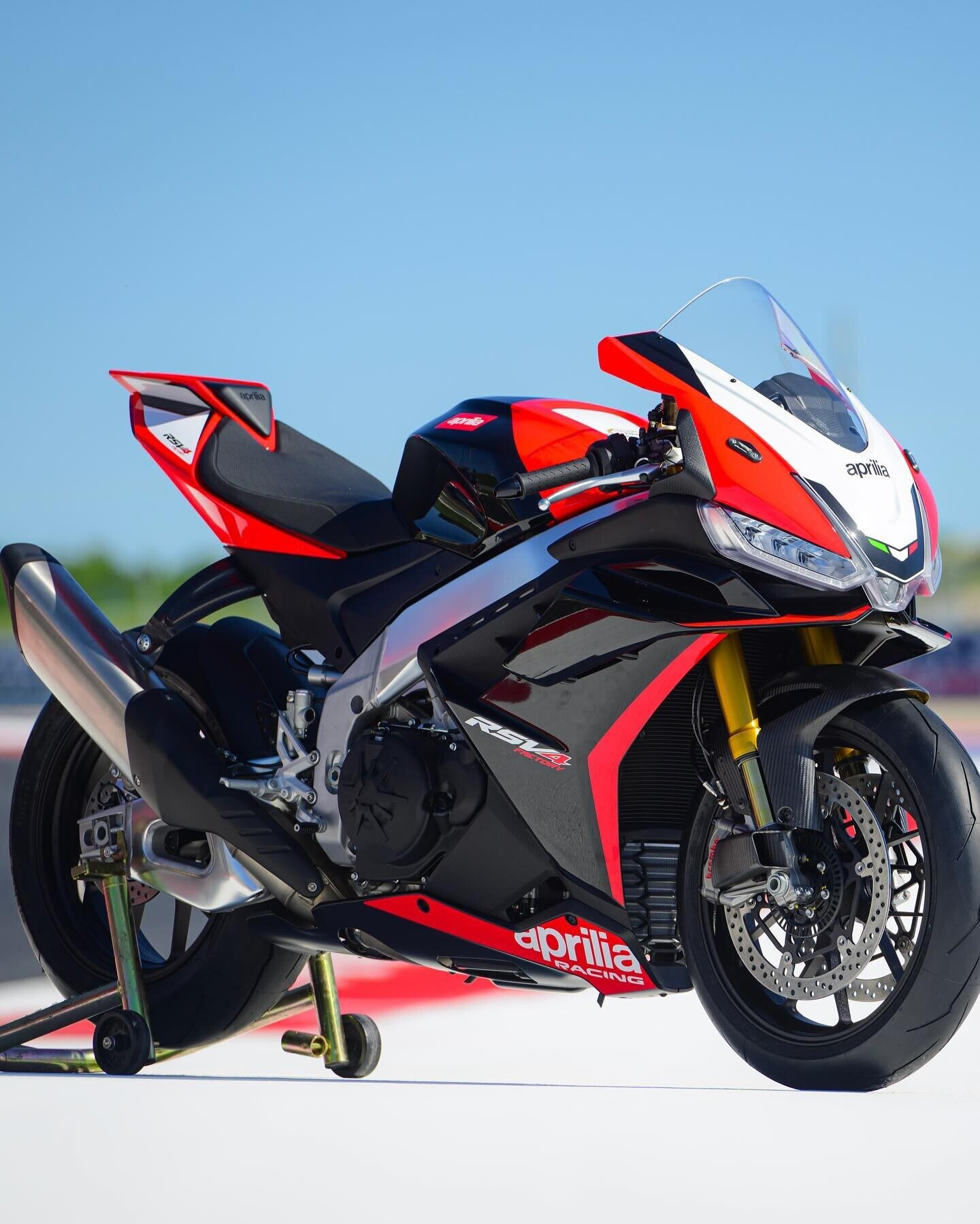 Vinales ed Espargarò presentano RSV4 e Tuono V4 SBK09 Edition