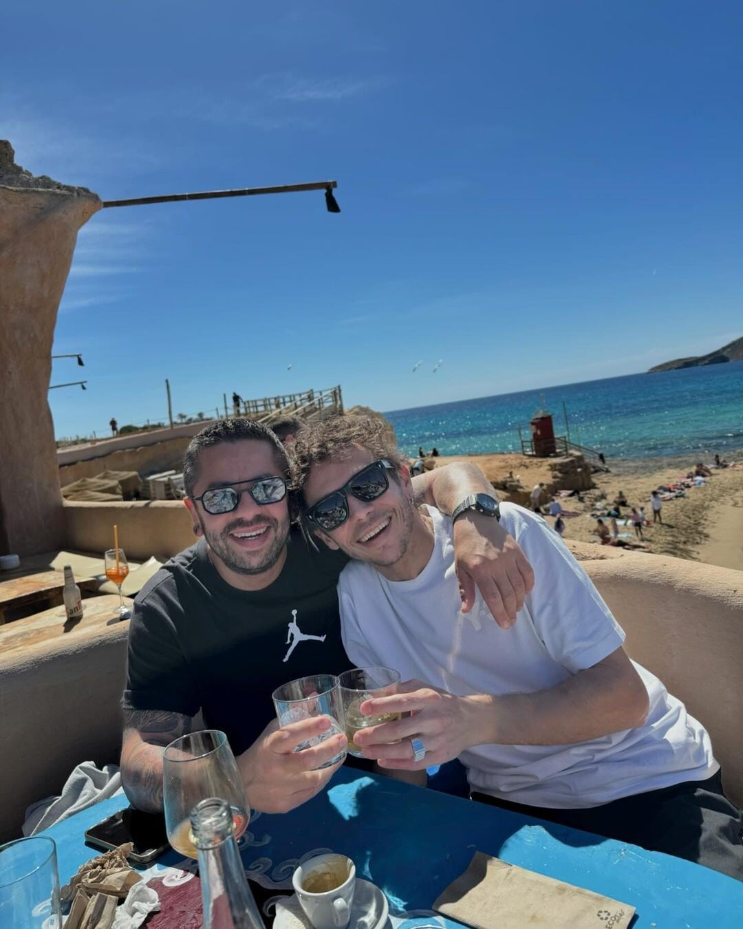 Valentino Rossi, vacanza a Ibiza con Francesca Sofia Novello e Giulietta