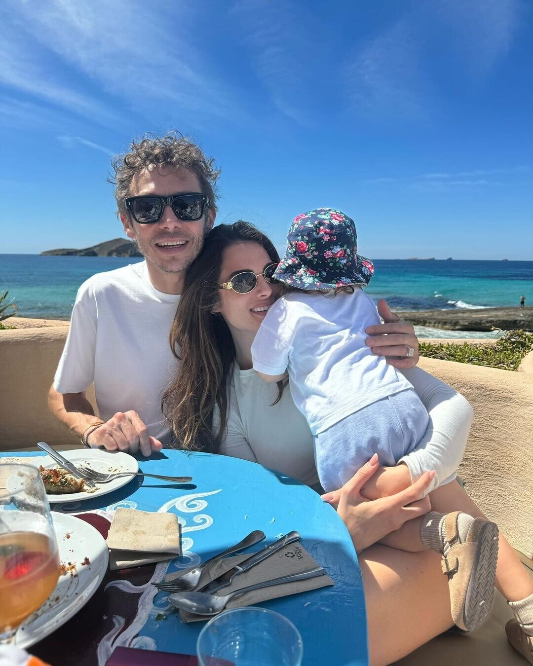 Valentino Rossi, vacanza a Ibiza con Francesca Sofia Novello e Giulietta