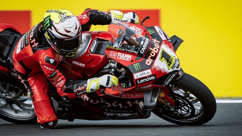 SBK Assen, Bautista il più veloce prima della pioggia in FP2, 4° Rinaldi