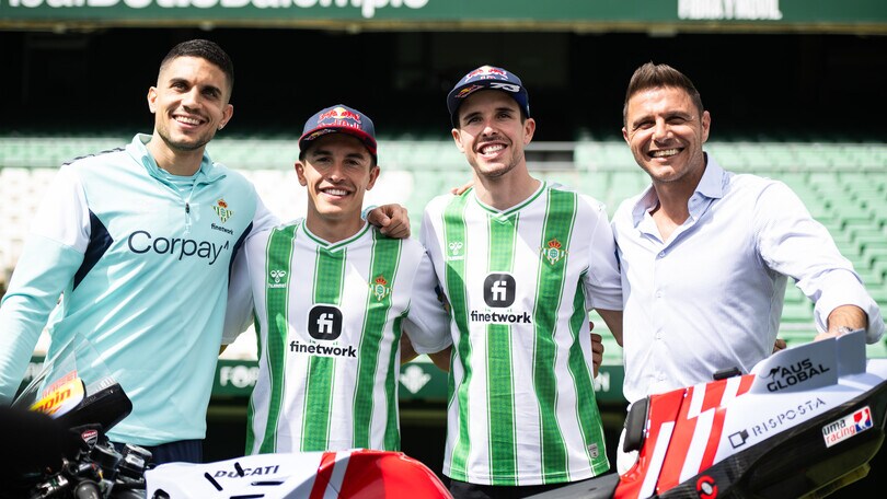 I fratelli Marquez calciatori per un giorno: visita al Betis in attesa del derby