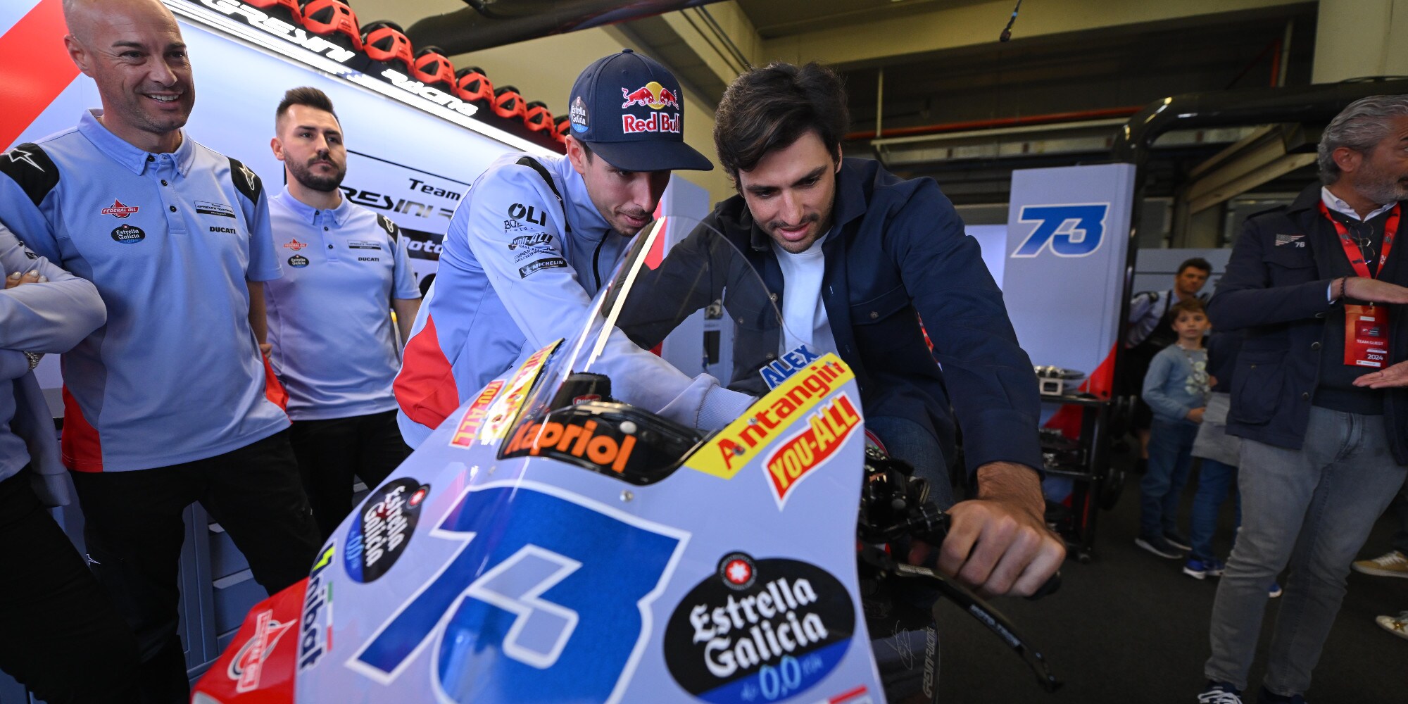 Carlos Sainz e la voglia di guidare una MotoGP: "L'ho già fatto"