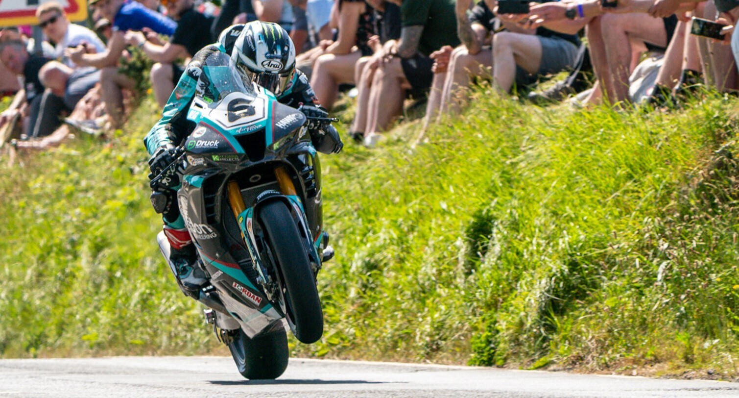 Michael Dunlop eguaglia il fratello William dopo la Cookstown 100