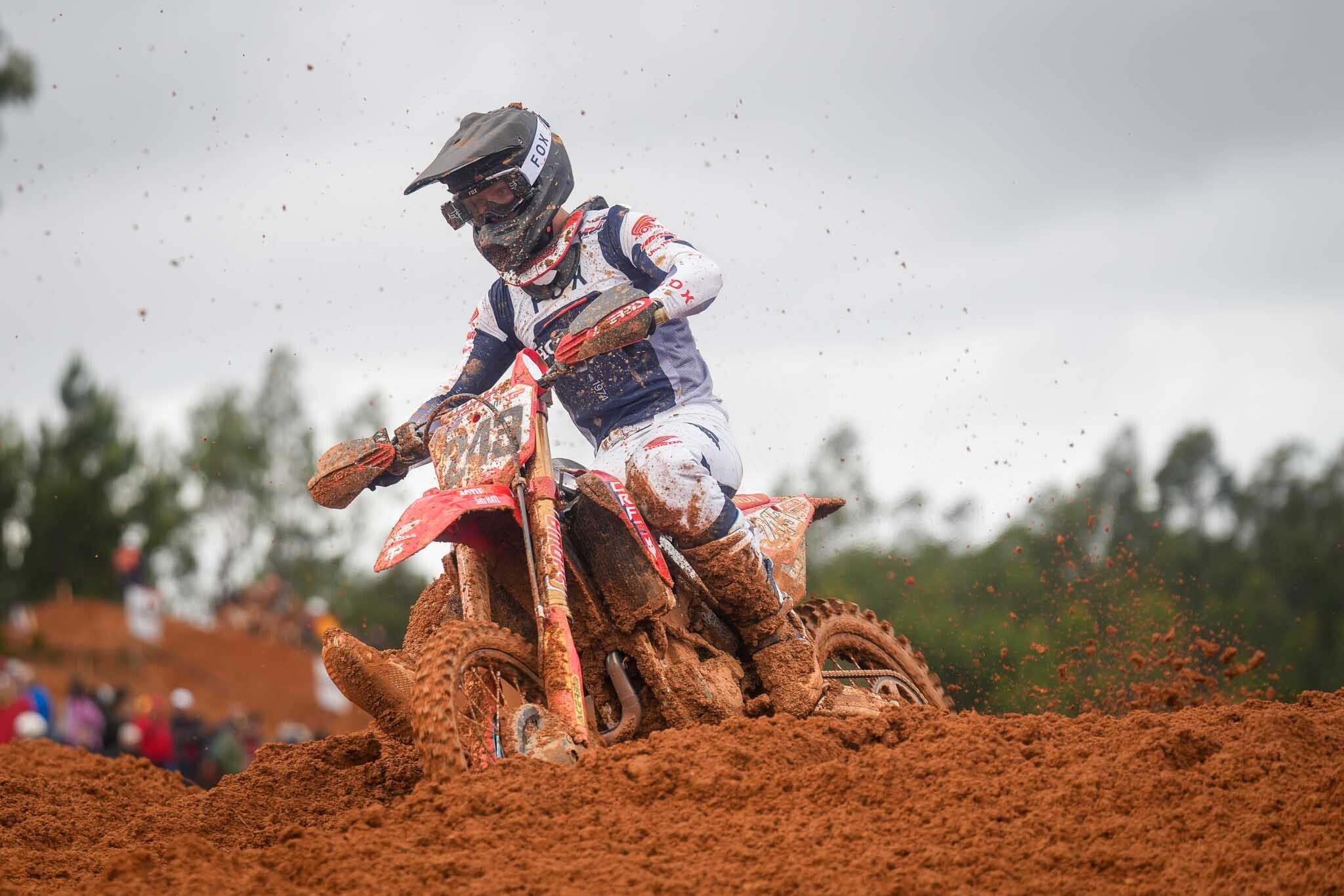 MXGP: Gajser la spunta nel fango