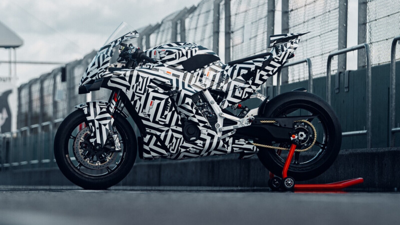 KTM lancia la sfida a Ducati in SSP: ecco la 990 RC R