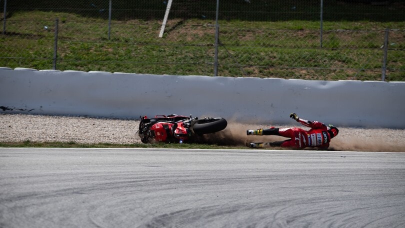 Bagnaia a terra nell'ultimo giro della Sprint a Barcellona: le foto