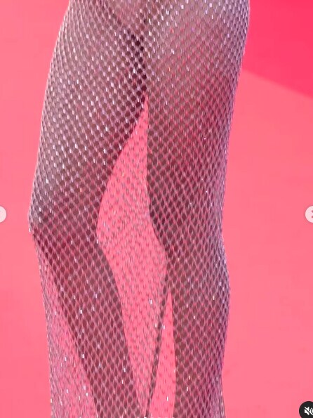 Elodie non lascia spazio all'interpretazione: trasparenze sexy a Cannes