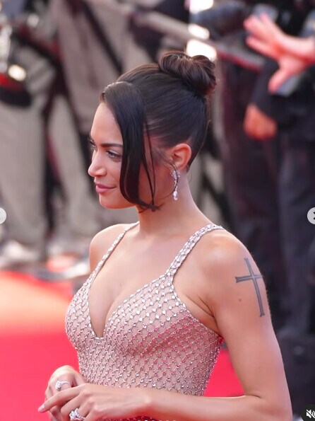 Elodie non lascia spazio all'interpretazione: trasparenze sexy a Cannes
