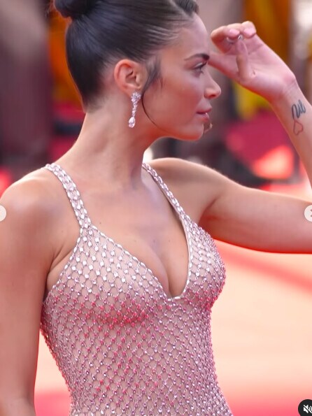 Elodie non lascia spazio all'interpretazione: trasparenze sexy a Cannes