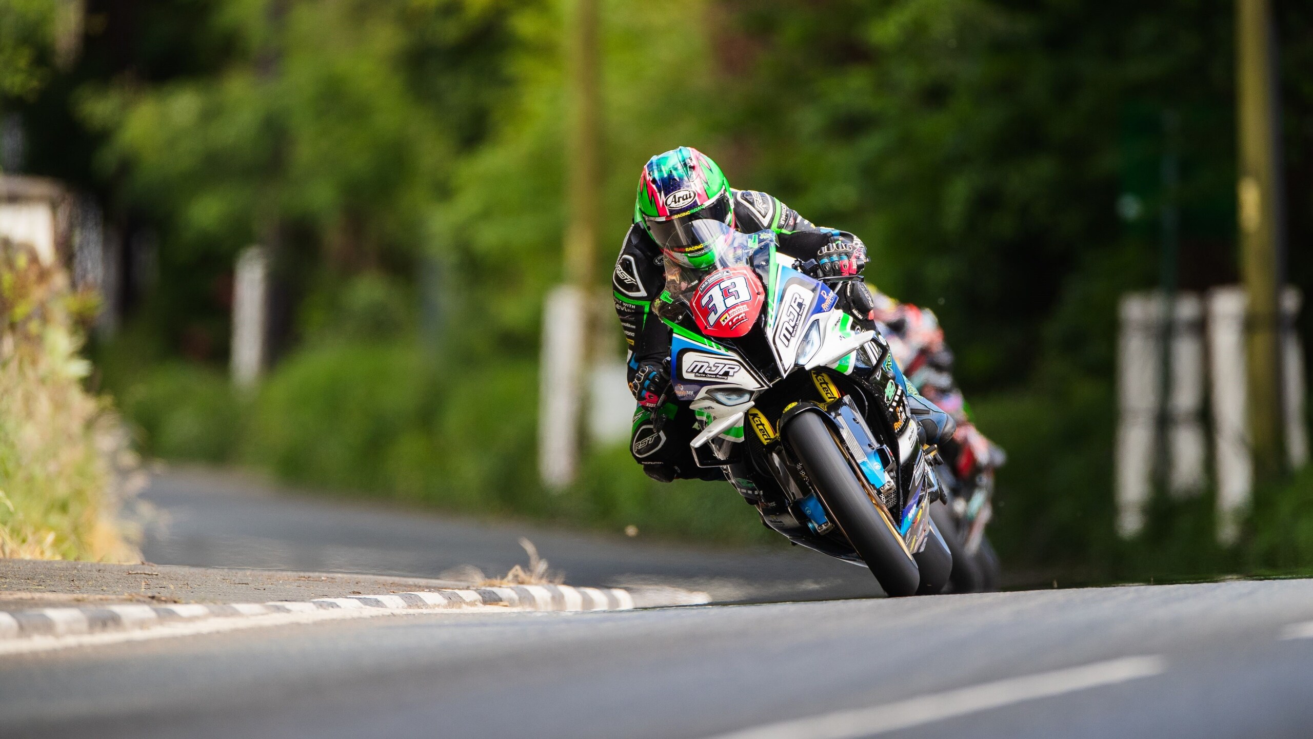 A 300 all'ora tra alberi e marciapiedi: è iniziato il Tourist Trophy 2024!