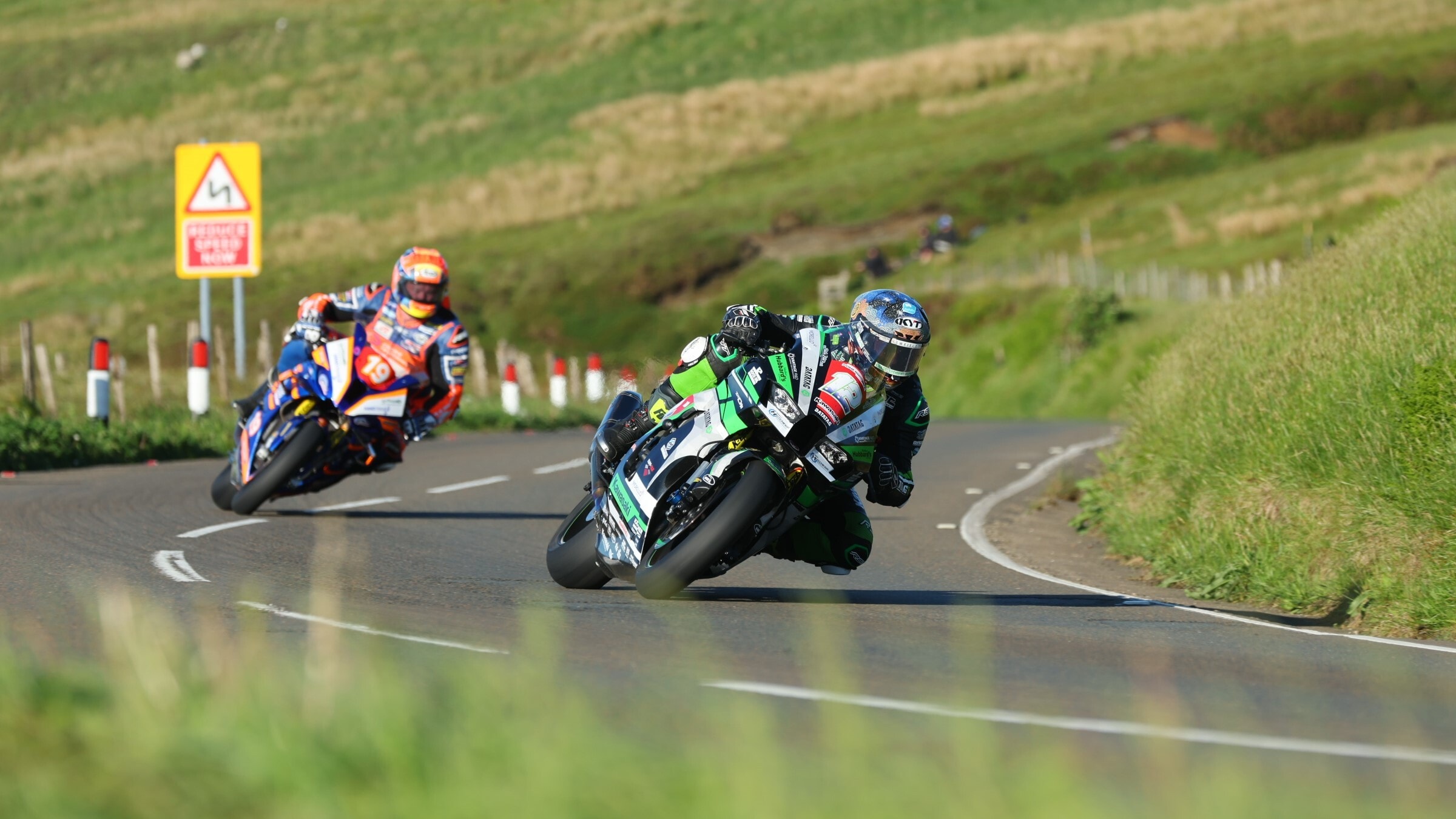 A 300 all'ora tra alberi e marciapiedi: è iniziato il Tourist Trophy 2024!