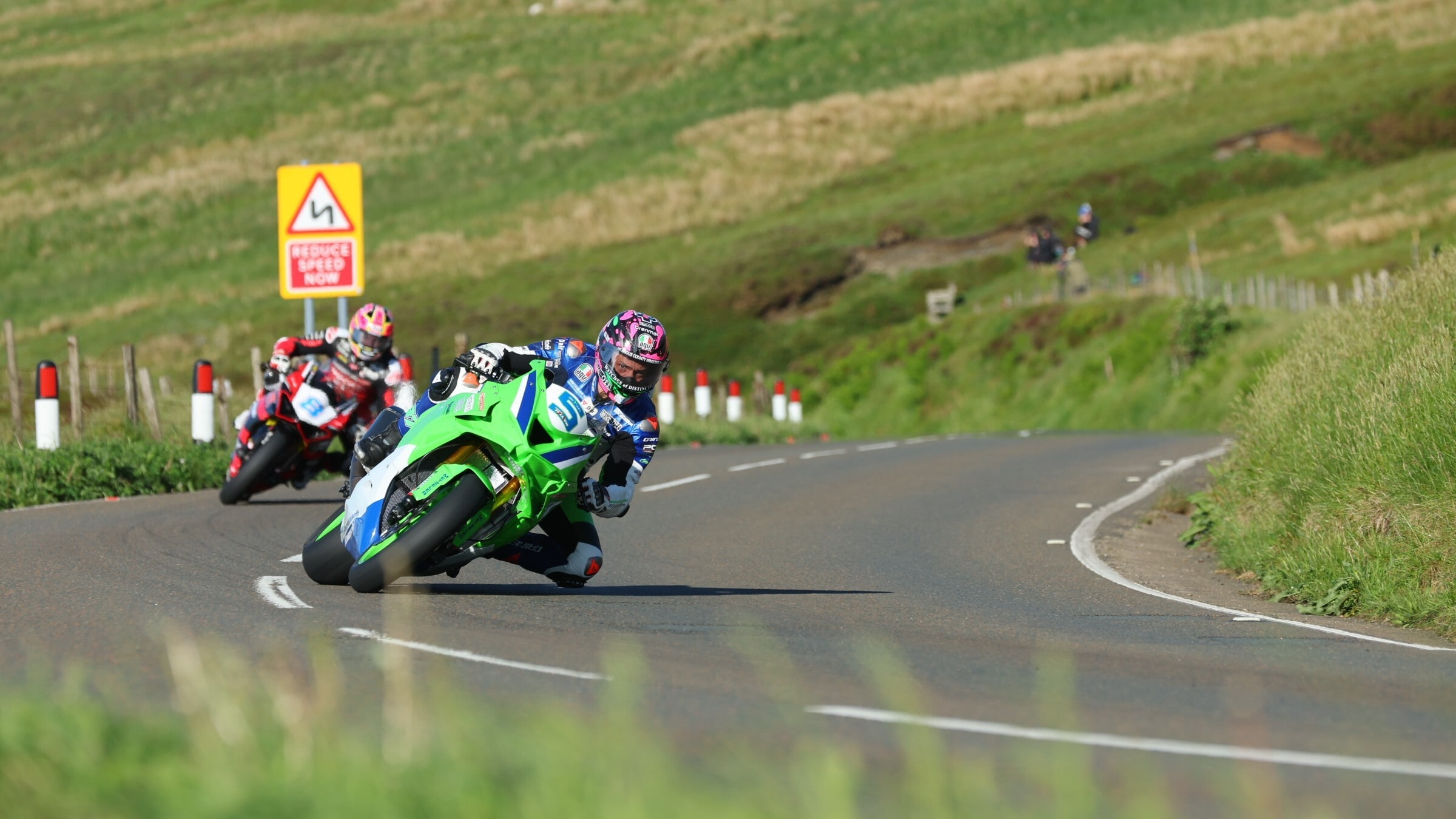 A 300 all'ora tra alberi e marciapiedi: è iniziato il Tourist Trophy 2024!