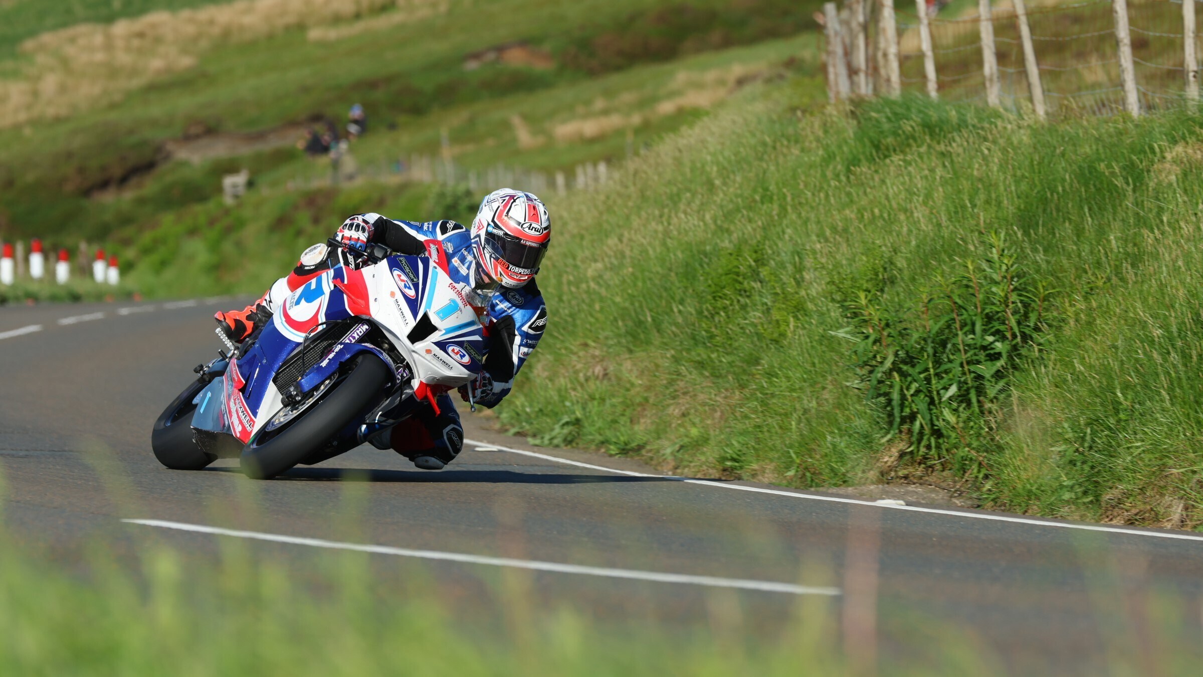 A 300 all'ora tra alberi e marciapiedi: è iniziato il Tourist Trophy 2024!