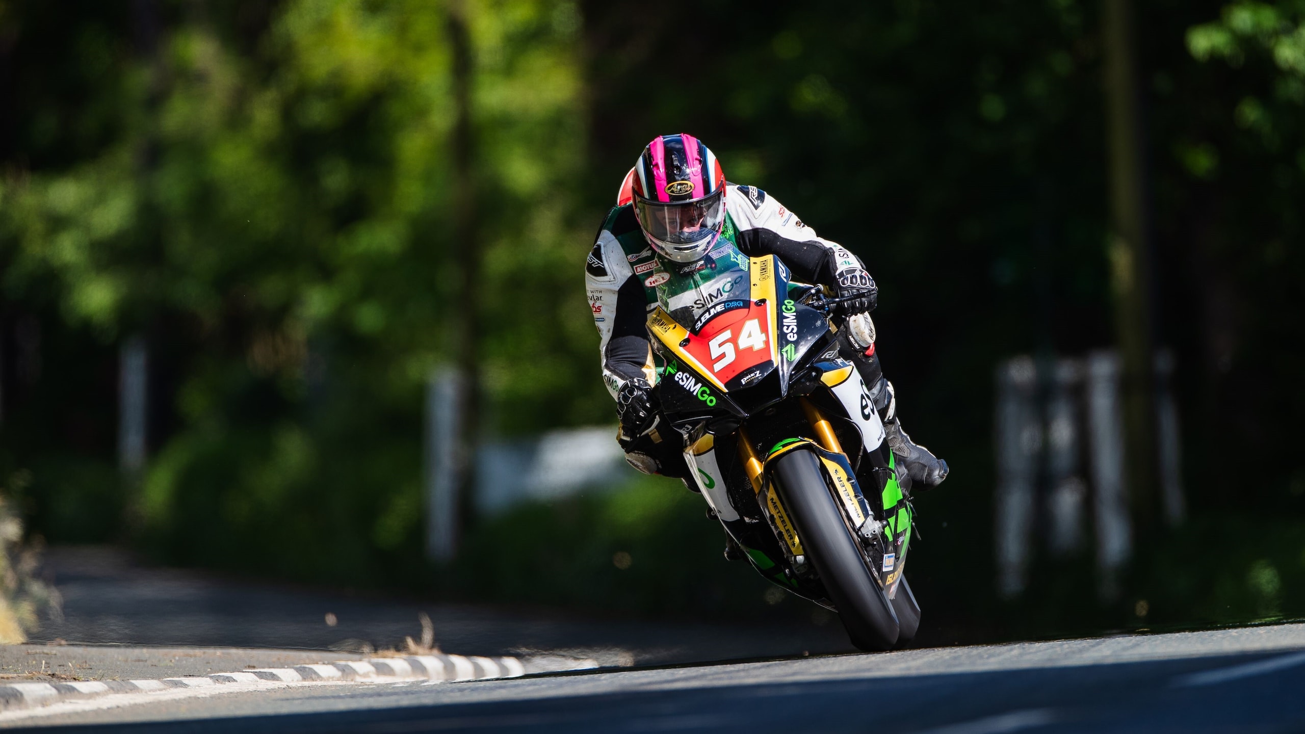 A 300 all'ora tra alberi e marciapiedi: è iniziato il Tourist Trophy 2024!