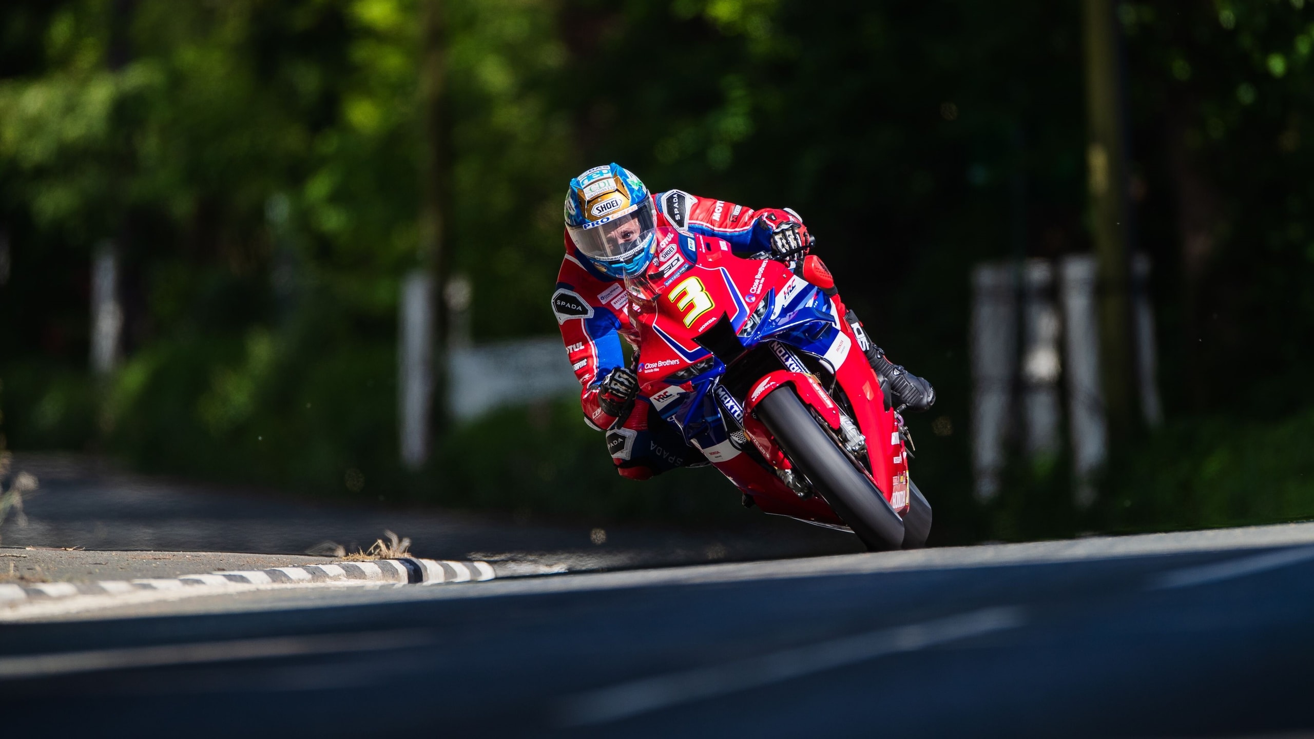 A 300 all'ora tra alberi e marciapiedi: è iniziato il Tourist Trophy 2024!