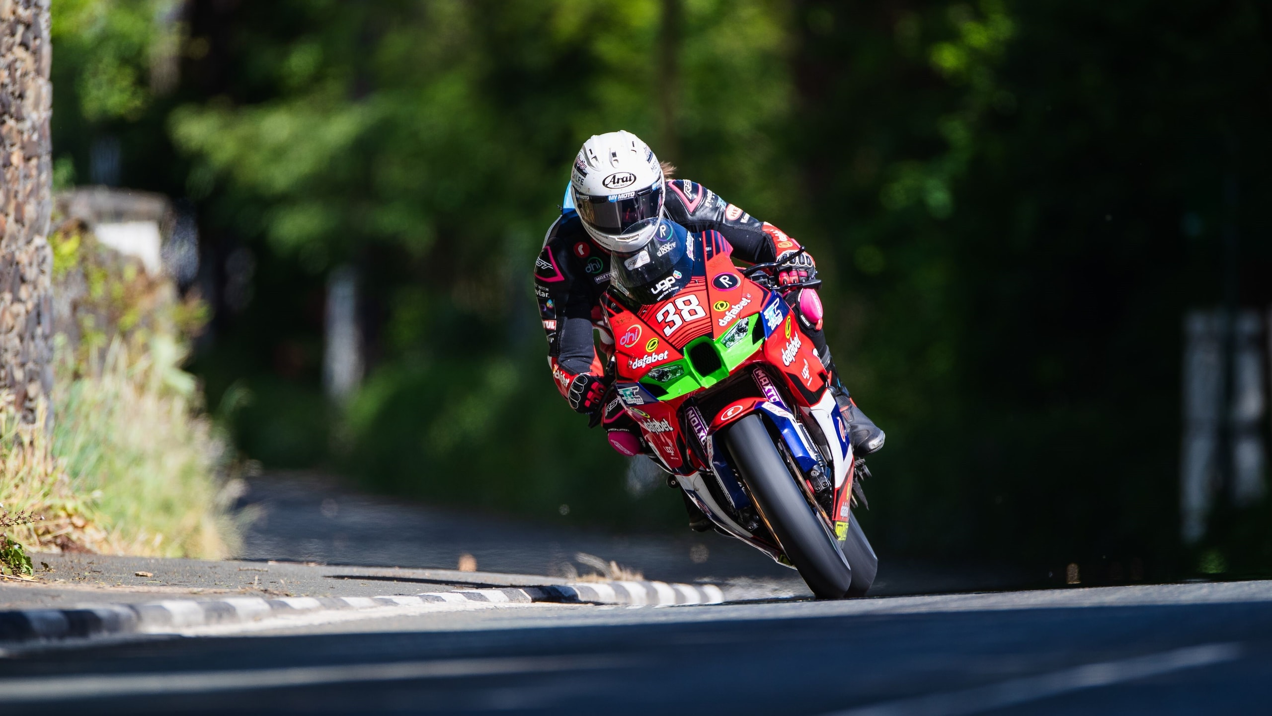 A 300 all'ora tra alberi e marciapiedi: è iniziato il Tourist Trophy 2024!