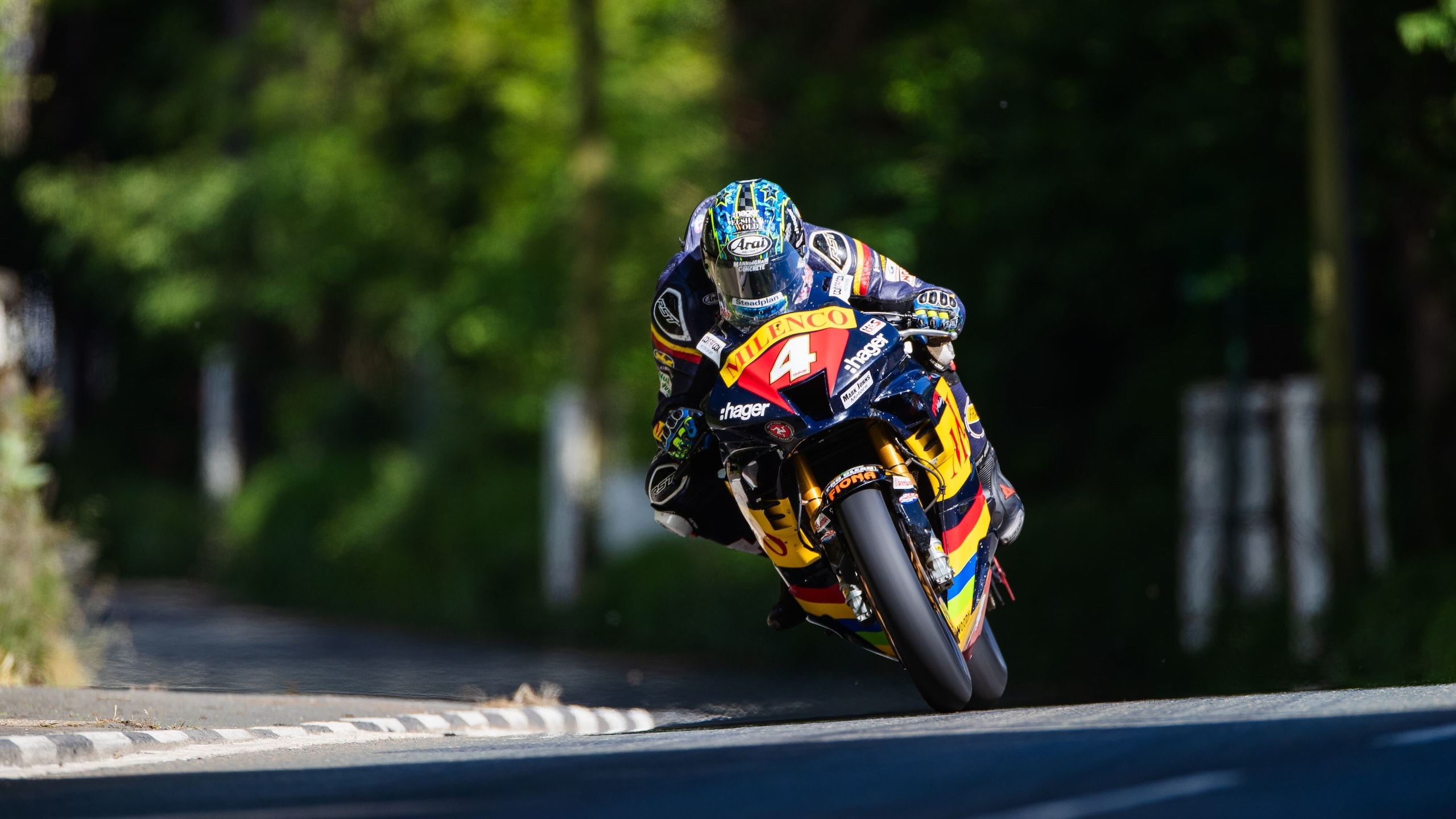 A 300 all'ora tra alberi e marciapiedi: è iniziato il Tourist Trophy 2024!