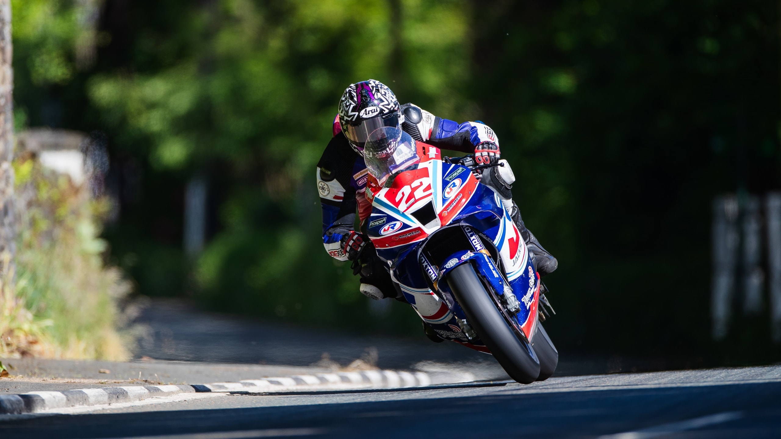 A 300 all'ora tra alberi e marciapiedi: è iniziato il Tourist Trophy 2024!