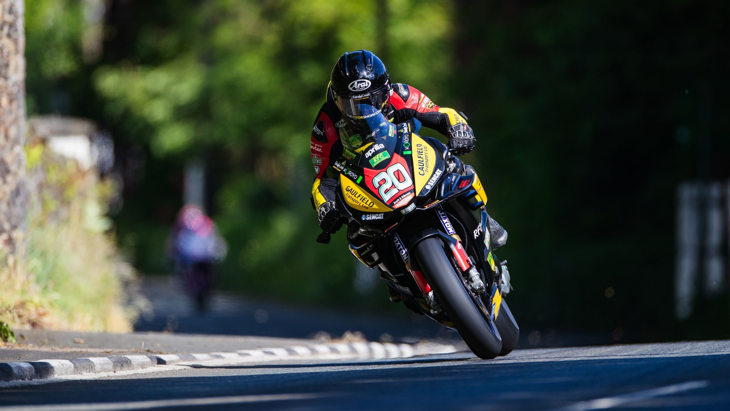 A 300 all'ora tra alberi e marciapiedi: è iniziato il Tourist Trophy 2024!