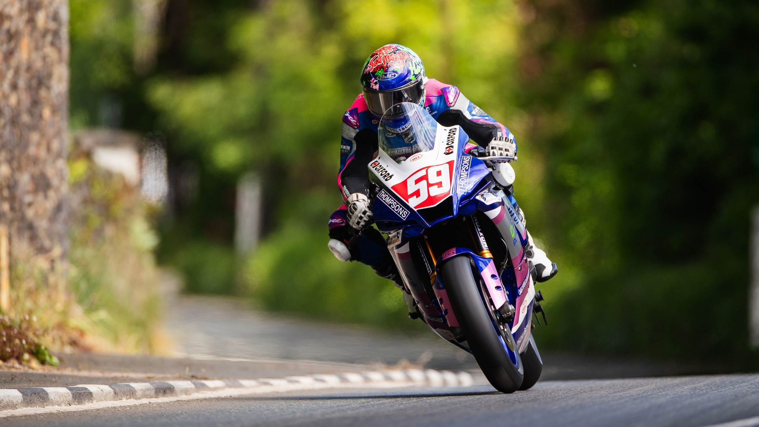 A 300 all'ora tra alberi e marciapiedi: è iniziato il Tourist Trophy 2024!