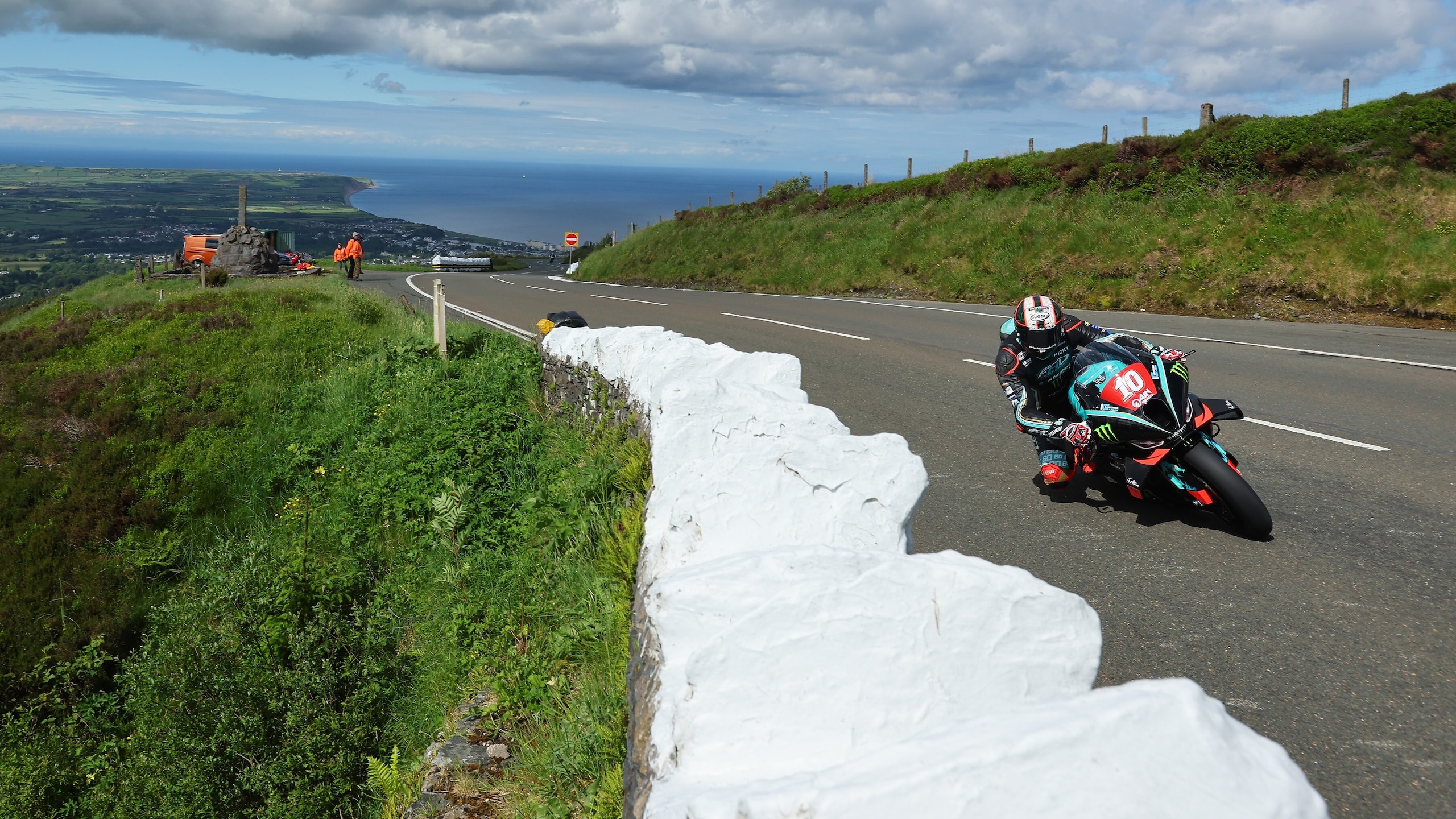 A 300 all'ora tra alberi e marciapiedi: è iniziato il Tourist Trophy 2024!