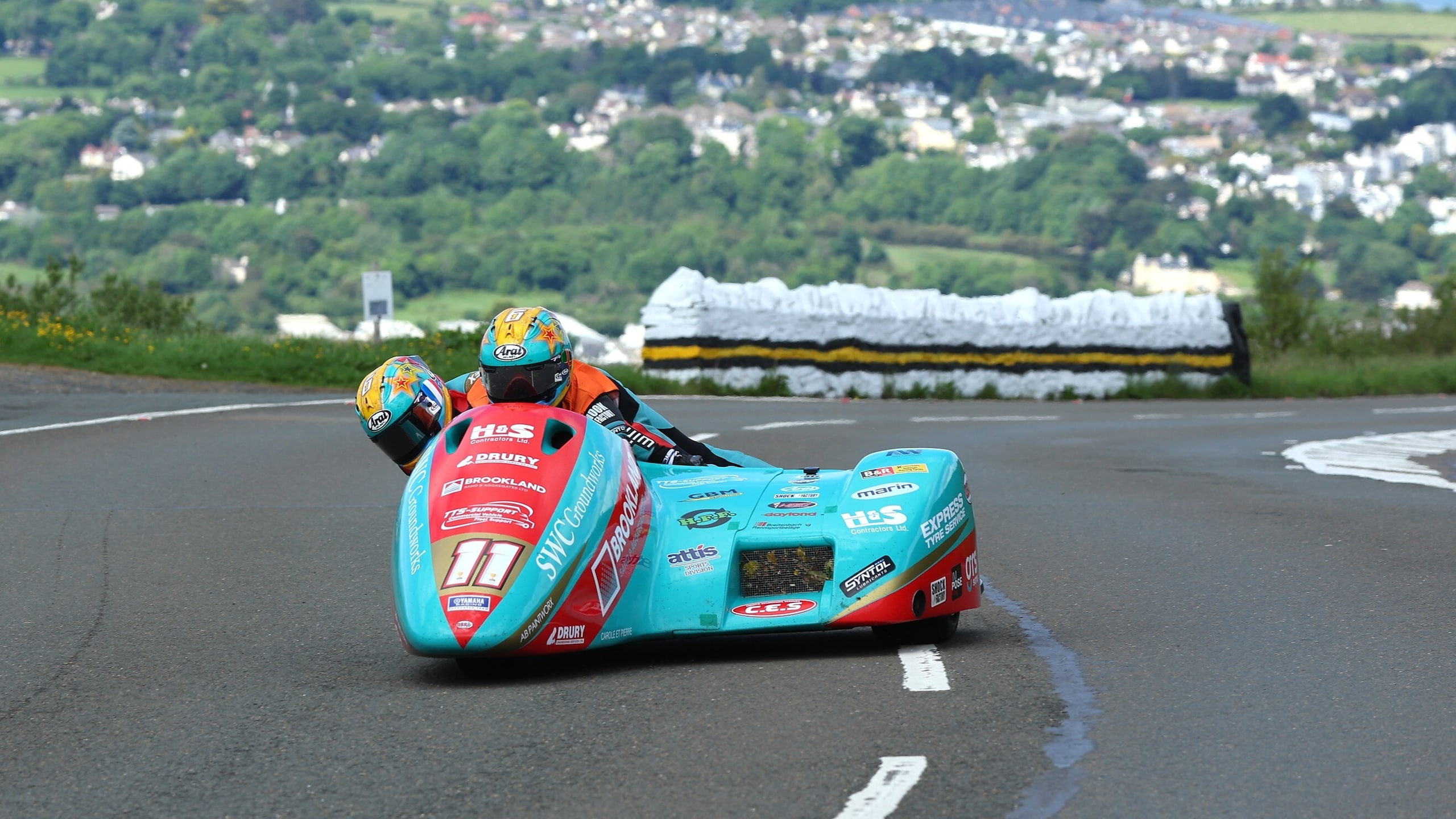 A 300 all'ora tra alberi e marciapiedi: è iniziato il Tourist Trophy 2024!